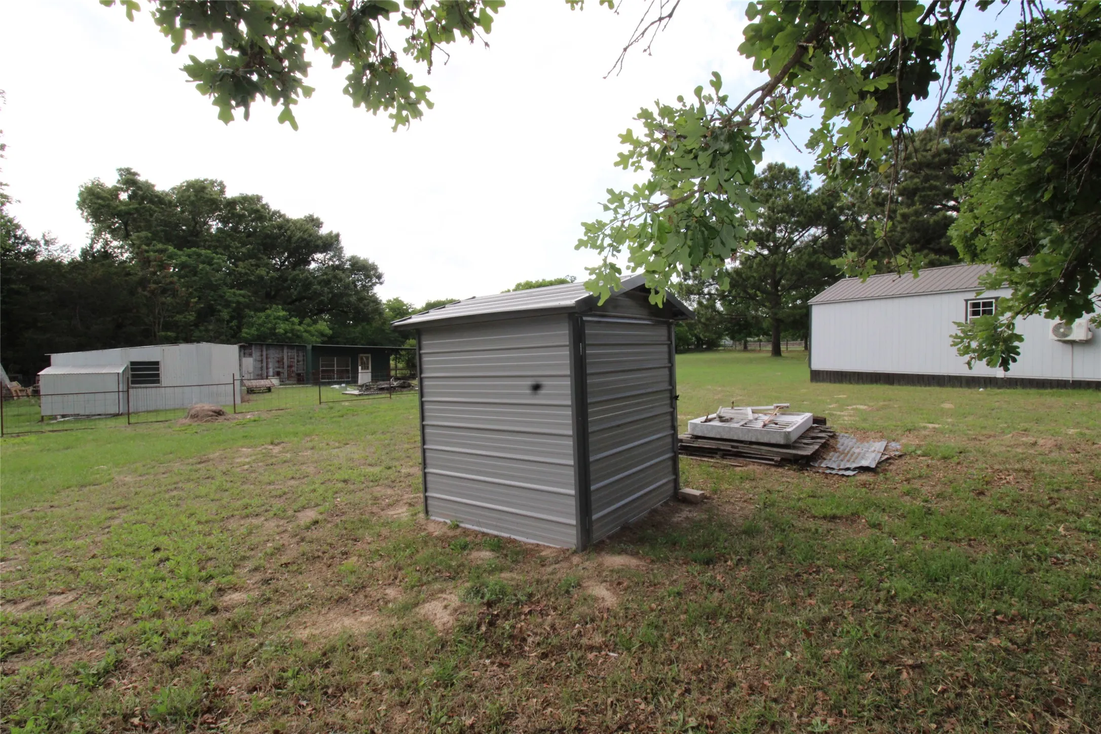Single Family Residence For Sale in Van Zandt County , 188 Private Road 8703, Ben Wheeler, Texas 75754, 2 Bedroom, 2 Bathroom, Garage spaces, 1,840 Sqft, built in 1980, mls#21275403, Real Estate Agent in Ben Wheeler, Homes For Sale in Van Zandt county, Homes For Sale in Ben Wheeler, Realtor in Ben Wheeler Texas, Real Estate Brokerage Independent Realty Texas, Luminita Cordes Realtor