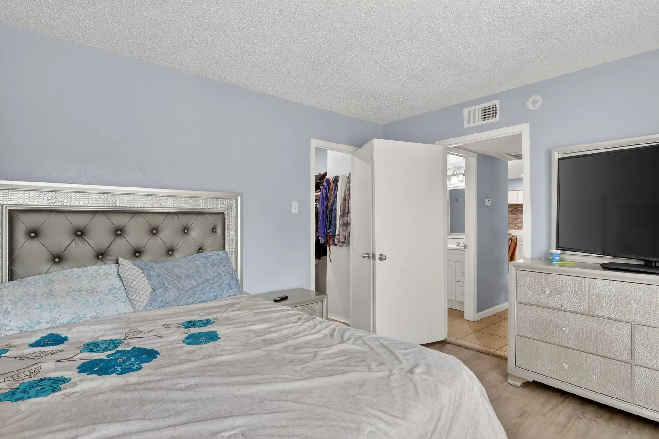 Condominium For Sale in Dallas County , 8110 Skillman Street 1057, Dallas, Texas 75231, 2 Bedrooms, 1 Bathroom, Garage spaces, 723 Sqft, built in 1980, Price $107,000, mls#21275405, Real Estate Agent in Dallas, Homes For Sale in Dallas county, Homes For Sale in Dallas, Realtor in Dallas Texas, Real Estate Brokerage Independent Realty Texas, Luminita Cordes Realtor
