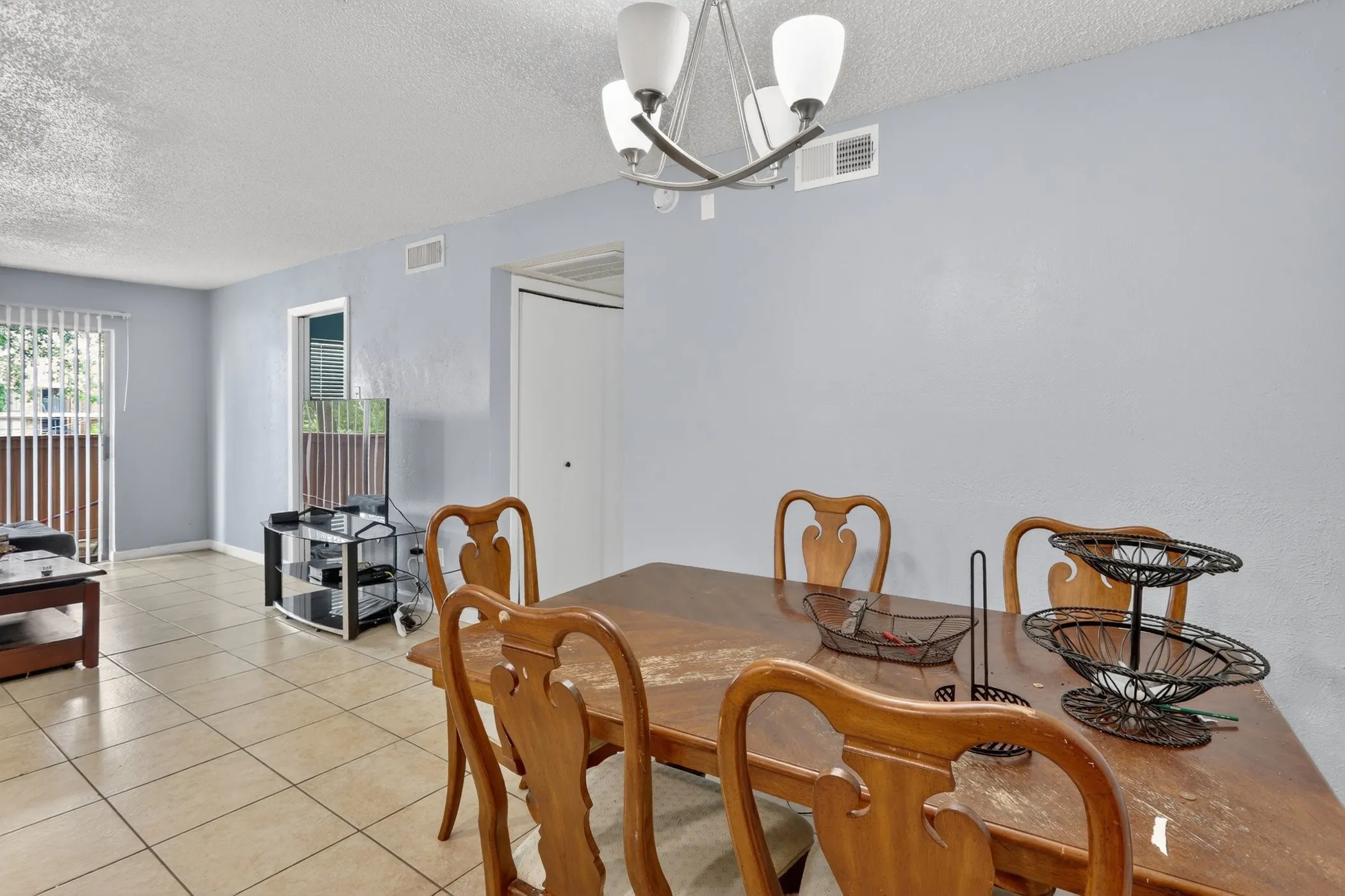 Condominium For Sale in Dallas County , 8110 Skillman Street 1057, Dallas, Texas 75231, 2 Bedrooms, 1 Bathroom, Garage spaces, 723 Sqft, built in 1980, Price $107,000, mls#21275405, Real Estate Agent in Dallas, Homes For Sale in Dallas county, Homes For Sale in Dallas, Realtor in Dallas Texas, Real Estate Brokerage Independent Realty Texas, Luminita Cordes Realtor