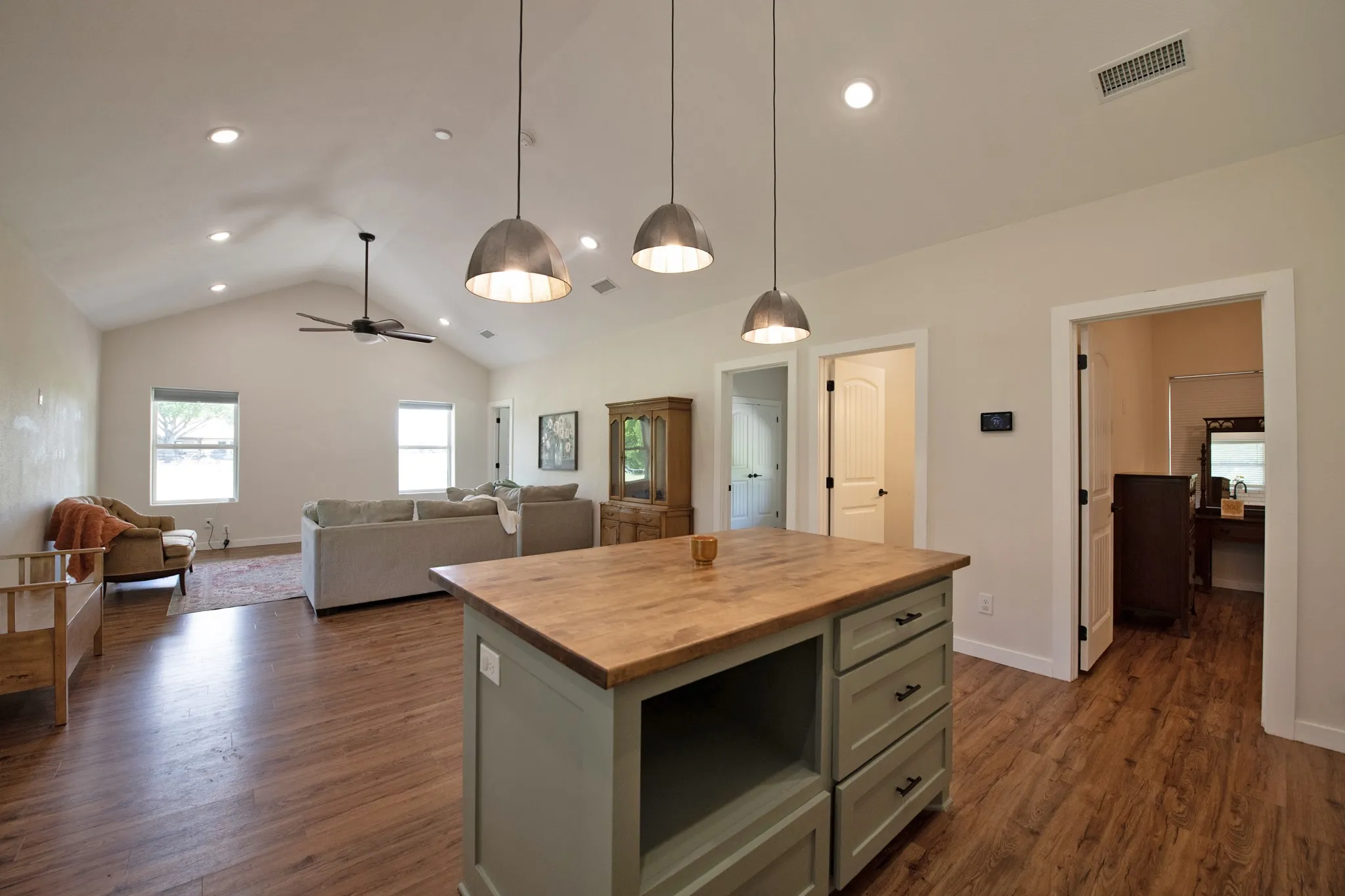 Single Family Residence For Sale in Dallas County , 6612 Eastview Drive, Sachse, Texas 75048, 7 Bedrooms, 5 Bathrooms, 6 Garage spaces, 4,393 Sqft, built in 1974, Price $1,289,900, mls#21275409, Real Estate Agent in Sachse, Homes For Sale in Dallas county, Homes For Sale in Sachse, Realtor in Sachse Texas, Real Estate Brokerage Independent Realty Texas, Luminita Cordes Realtor
