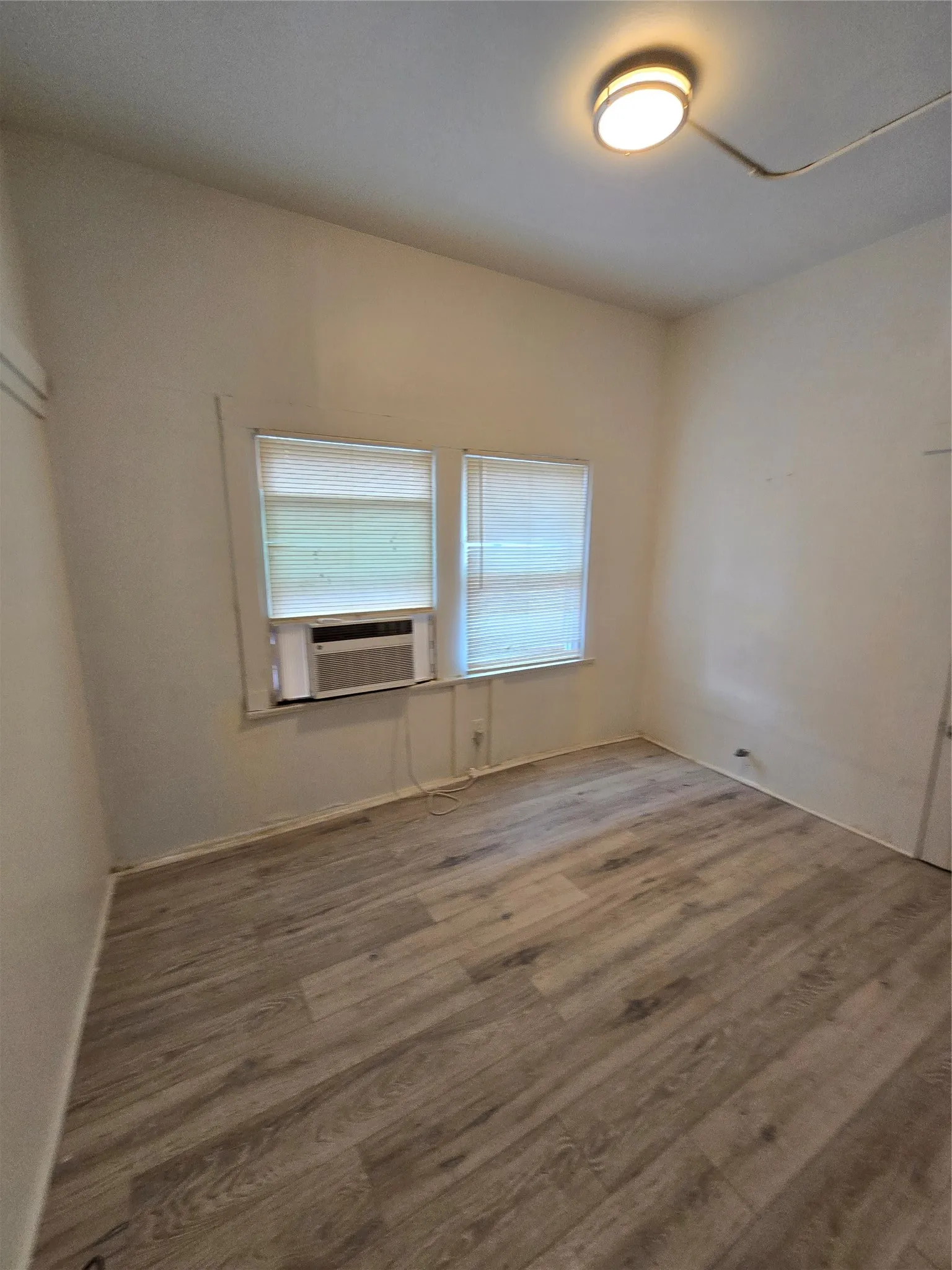 Quadruplex For Rent in Tarrant County , 1615 Alston Avenue D, Fort Worth, Texas 76104, 1 Bedroom, 1 Bathroom, Garage spaces, 2,044 Sqft, built in 1926, mls#21275429, Real Estate Agent in Fort Worth, Homes For Rent in Tarrant county, Homes For Rent in Fort Worth, Realtor in Fort Worth Texas, Real Estate Brokerage Independent Realty Texas, Luminita Cordes Realtor