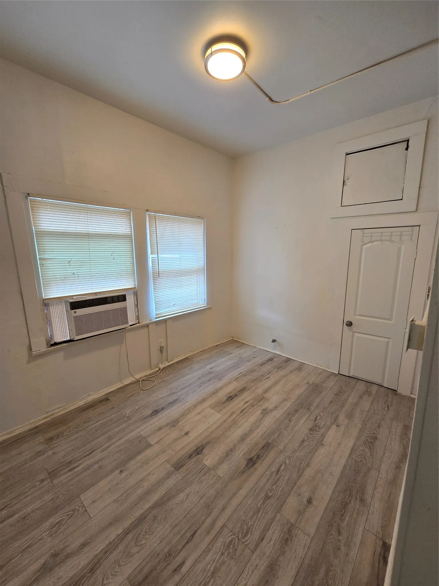 Quadruplex For Rent in Tarrant County , 1615 Alston Avenue D, Fort Worth, Texas 76104, 1 Bedroom, 1 Bathroom, Garage spaces, 2,044 Sqft, built in 1926, mls#21275429, Real Estate Agent in Fort Worth, Homes For Rent in Tarrant county, Homes For Rent in Fort Worth, Realtor in Fort Worth Texas, Real Estate Brokerage Independent Realty Texas, Luminita Cordes Realtor