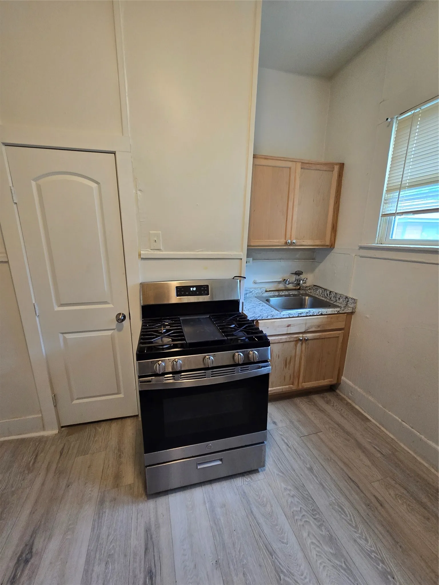 Quadruplex For Rent in Tarrant County , 1615 Alston Avenue D, Fort Worth, Texas 76104, 1 Bedroom, 1 Bathroom, Garage spaces, 2,044 Sqft, built in 1926, mls#21275429, Real Estate Agent in Fort Worth, Homes For Rent in Tarrant county, Homes For Rent in Fort Worth, Realtor in Fort Worth Texas, Real Estate Brokerage Independent Realty Texas, Luminita Cordes Realtor