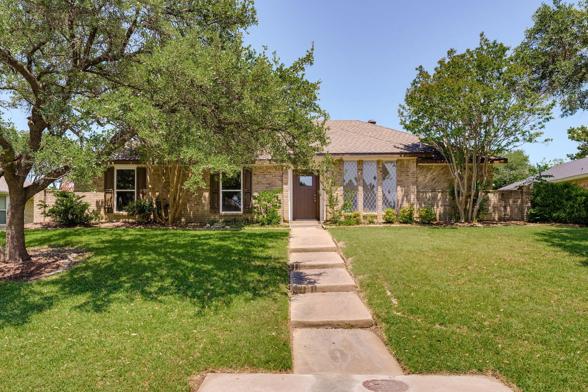 Single Family Residence For Sale in Dallas County , 3406 Windridge Drive, Garland, Texas 75043, 4 Bedroom, 3 Bathroom, 2 Garage spaces, 2,134 Sqft, built in 1979, mls#21271055, Real Estate Agent in Garland, Homes For Sale in Dallas county, Homes For Sale in Garland, Realtor in Garland Texas, Real Estate Brokerage Independent Realty Texas, Luminita Cordes Realtor