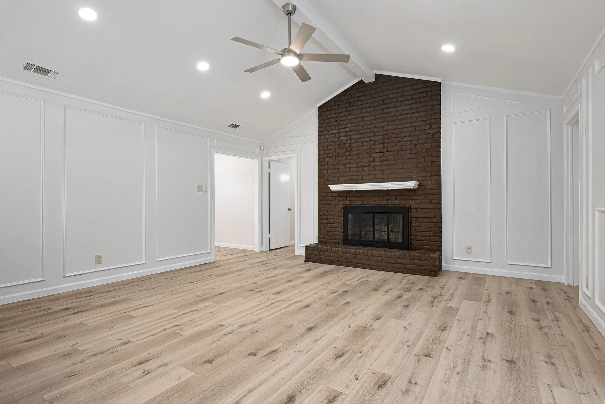 Vaulted ceiling featuring a ceiling fan with integrated lighting and recessed lighting