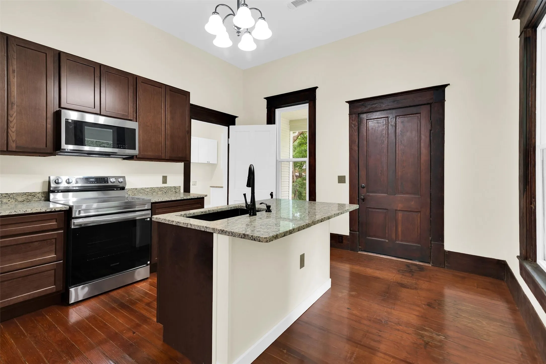 Single Family Residence For Sale in Grayson County , 1219 S Travis Street, Sherman, Texas 75090, 3 Bedroom, 3 Bathroom, Garage spaces, 2,400 Sqft, built in 1900, Price $370,000, mls#21275308, Real Estate Agent in Sherman, Homes For Sale in Grayson county, Homes For Sale in Sherman, Realtor in Sherman Texas, Real Estate Brokerage Independent Realty Texas, Luminita Cordes Realtor