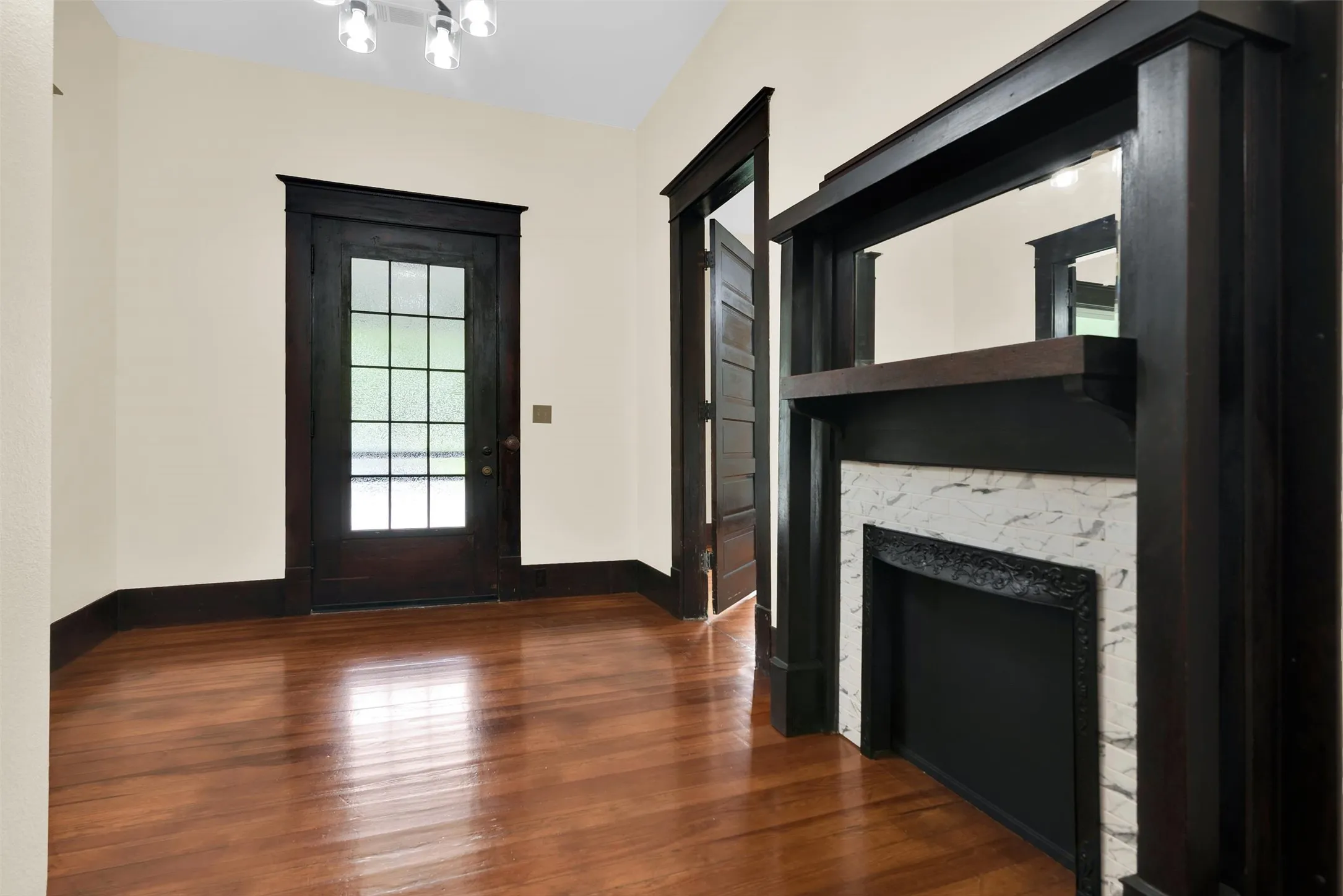 Single Family Residence For Sale in Grayson County , 1219 S Travis Street, Sherman, Texas 75090, 3 Bedroom, 3 Bathroom, Garage spaces, 2,400 Sqft, built in 1900, Price $370,000, mls#21275308, Real Estate Agent in Sherman, Homes For Sale in Grayson county, Homes For Sale in Sherman, Realtor in Sherman Texas, Real Estate Brokerage Independent Realty Texas, Luminita Cordes Realtor