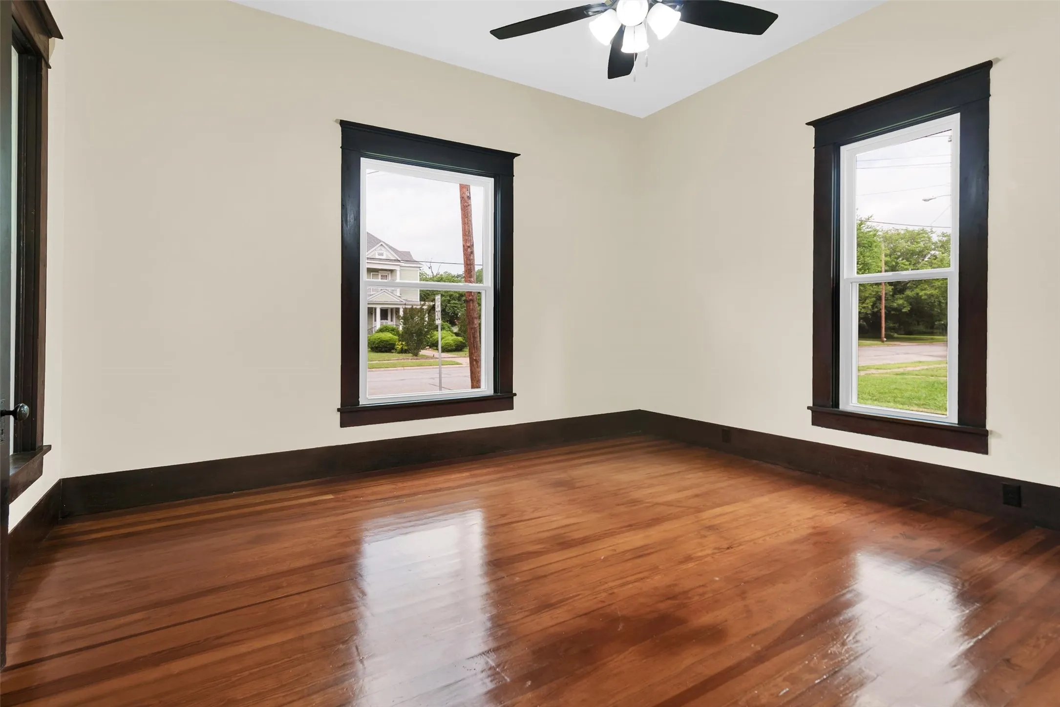 Single Family Residence For Sale in Grayson County , 1219 S Travis Street, Sherman, Texas 75090, 3 Bedroom, 3 Bathroom, Garage spaces, 2,400 Sqft, built in 1900, Price $370,000, mls#21275308, Real Estate Agent in Sherman, Homes For Sale in Grayson county, Homes For Sale in Sherman, Realtor in Sherman Texas, Real Estate Brokerage Independent Realty Texas, Luminita Cordes Realtor