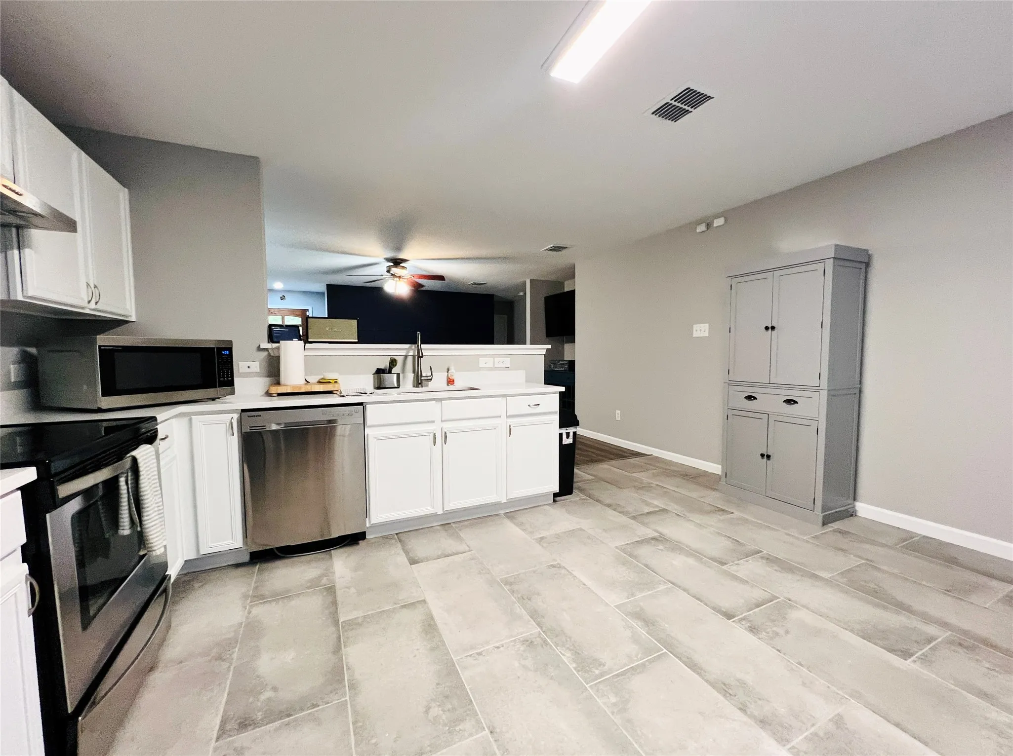Single Family Residence For Rent in Tarrant County , 856 Poncho Lane, Fort Worth, Texas 76052, 3 Bedroom, 2 Bathroom, 2 Garage spaces, 1,586 Sqft, built in 2006, mls#21275466, Real Estate Agent in Fort Worth, Homes For Rent in Tarrant county, Homes For Rent in Fort Worth, Realtor in Fort Worth Texas, Real Estate Brokerage Independent Realty Texas, Luminita Cordes Realtor