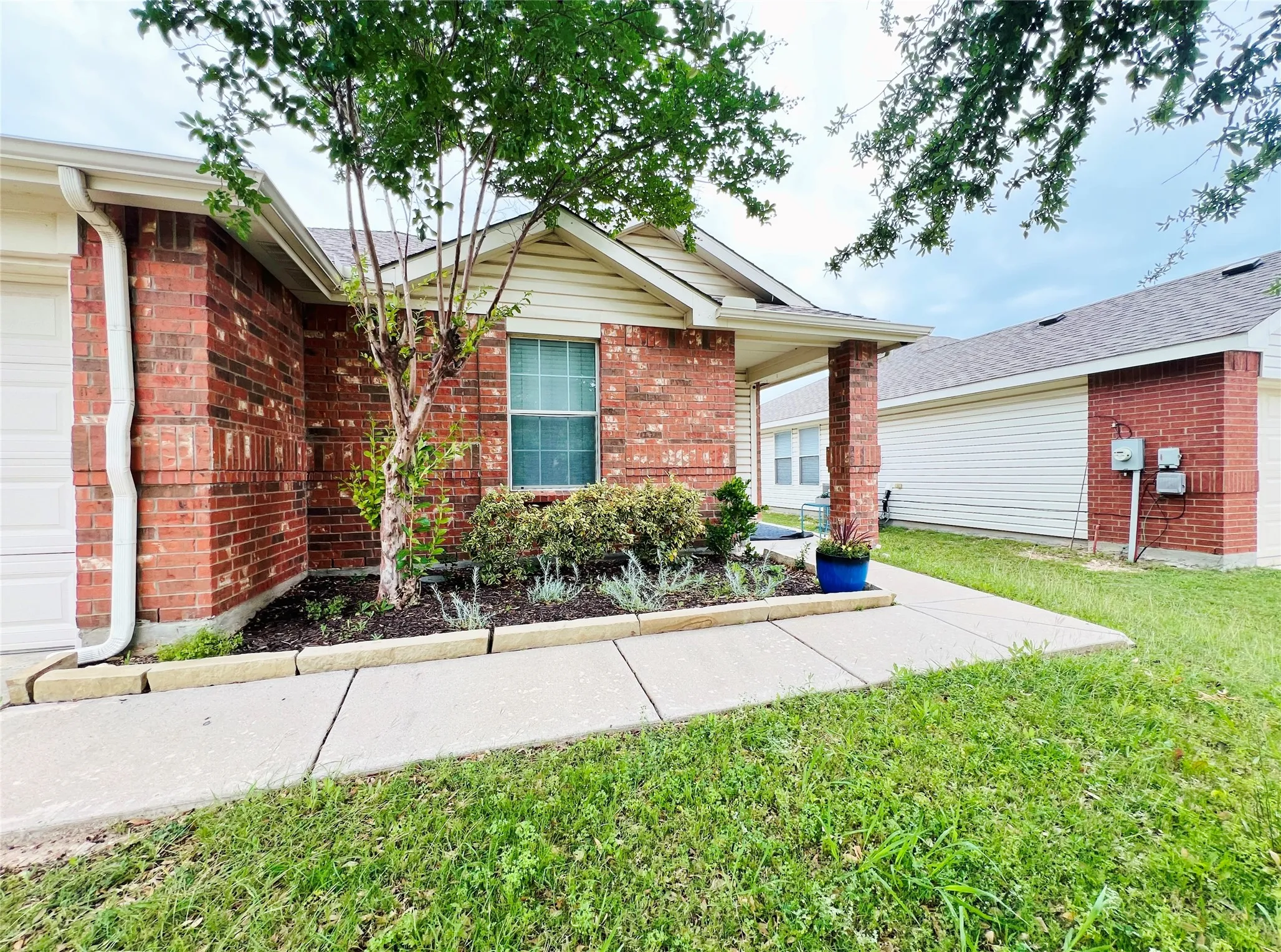 Single Family Residence For Rent in Tarrant County , 856 Poncho Lane, Fort Worth, Texas 76052, 3 Bedroom, 2 Bathroom, 2 Garage spaces, 1,586 Sqft, built in 2006, mls#21275466, Real Estate Agent in Fort Worth, Homes For Rent in Tarrant county, Homes For Rent in Fort Worth, Realtor in Fort Worth Texas, Real Estate Brokerage Independent Realty Texas, Luminita Cordes Realtor