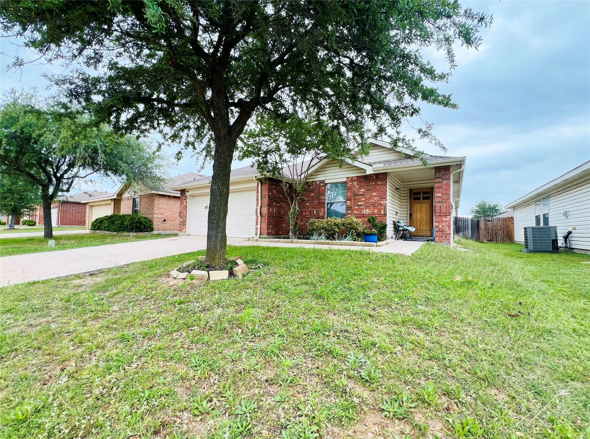 Single Family Residence For Rent in Tarrant County , 856 Poncho Lane, Fort Worth, Texas 76052, 3 Bedroom, 2 Bathroom, 2 Garage spaces, 1,586 Sqft, built in 2006, mls#21275466, Real Estate Agent in Fort Worth, Homes For Rent in Tarrant county, Homes For Rent in Fort Worth, Realtor in Fort Worth Texas, Real Estate Brokerage Independent Realty Texas, Luminita Cordes Realtor