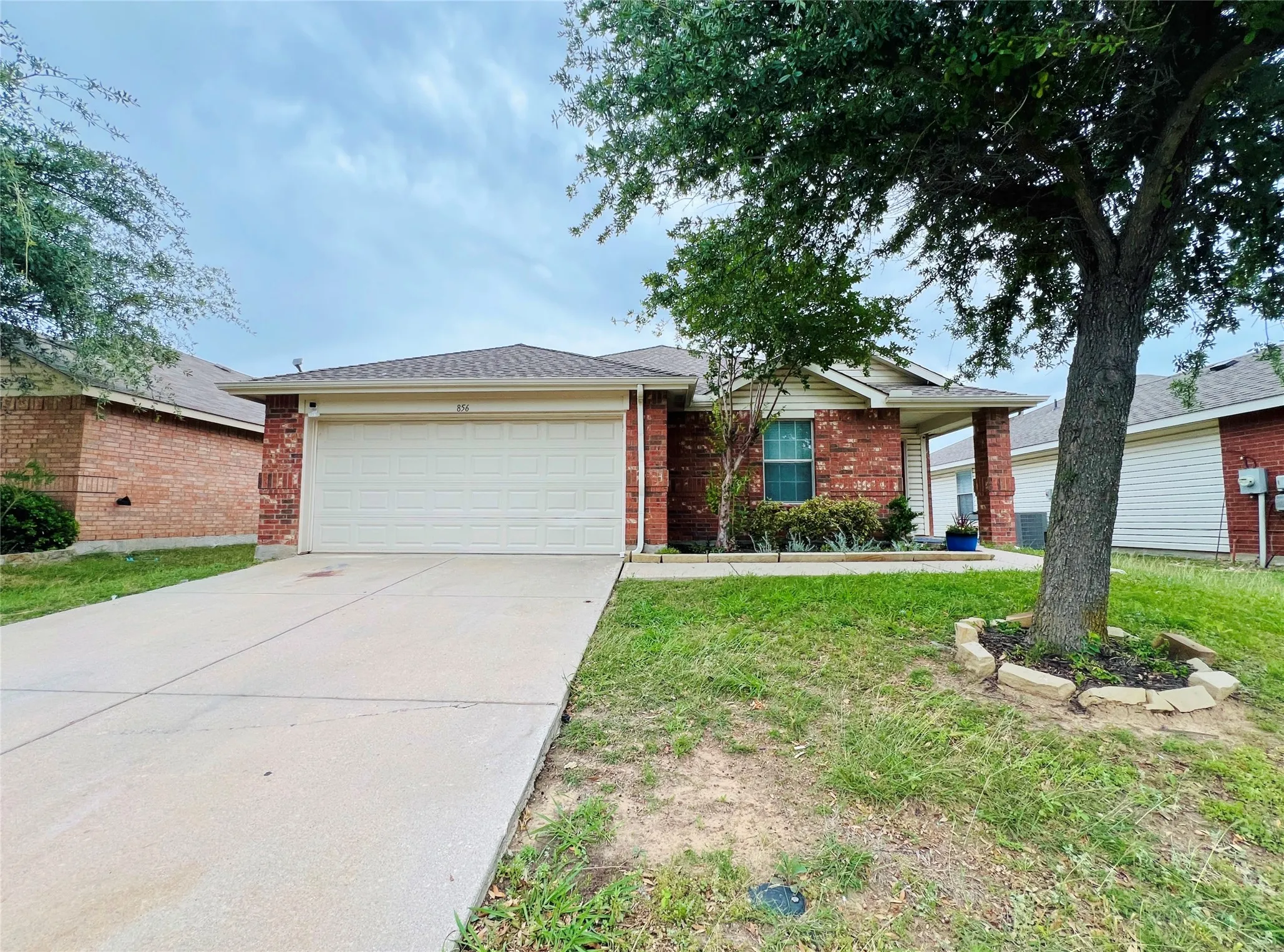 Single Family Residence For Rent in Tarrant County , 856 Poncho Lane, Fort Worth, Texas 76052, 3 Bedroom, 2 Bathroom, 2 Garage spaces, 1,586 Sqft, built in 2006, mls#21275466, Real Estate Agent in Fort Worth, Homes For Rent in Tarrant county, Homes For Rent in Fort Worth, Realtor in Fort Worth Texas, Real Estate Brokerage Independent Realty Texas, Luminita Cordes Realtor