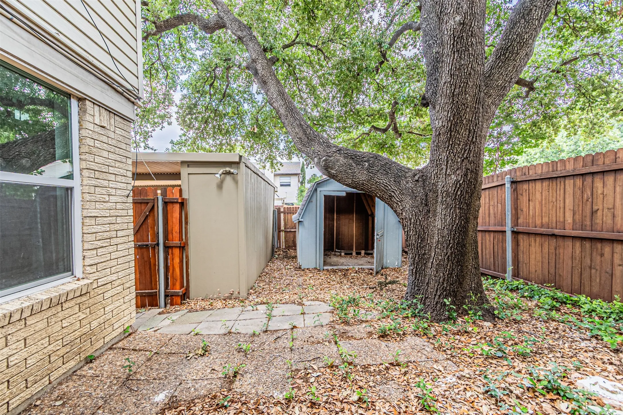 Townhouse For Sale in Dallas County , 2008 Clubridge Drive, Carrollton, Texas 75006, 3 Bedroom, 3 Bathroom, Garage spaces, 1,705 Sqft, built in 1973, Price $299,900, mls#21275469, Real Estate Agent in Carrollton, Homes For Sale in Dallas county, Homes For Sale in Carrollton, Realtor in Carrollton Texas, Real Estate Brokerage Independent Realty Texas, Luminita Cordes Realtor