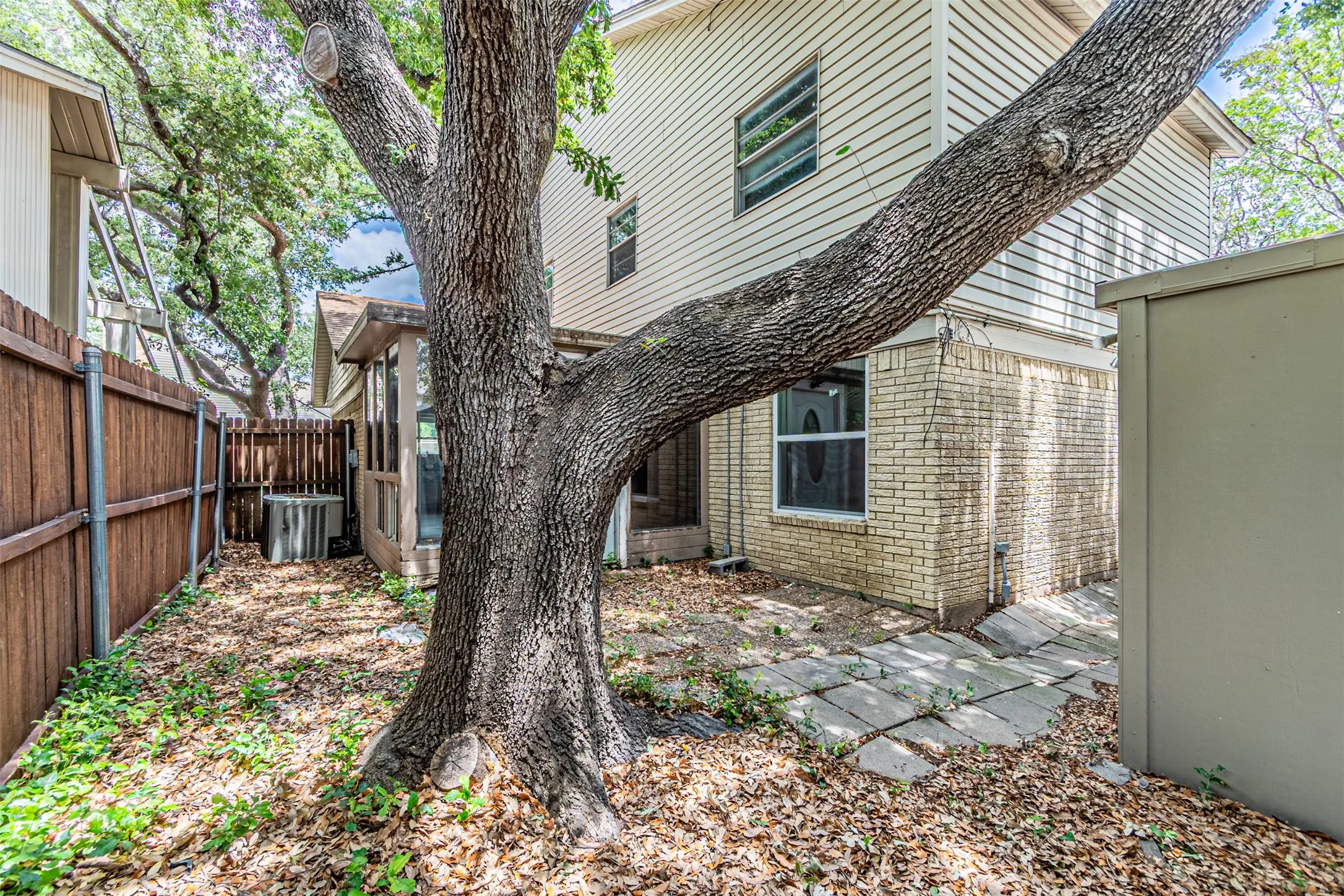 Townhouse For Sale in Dallas County , 2008 Clubridge Drive, Carrollton, Texas 75006, 3 Bedroom, 3 Bathroom, Garage spaces, 1,705 Sqft, built in 1973, Price $299,900, mls#21275469, Real Estate Agent in Carrollton, Homes For Sale in Dallas county, Homes For Sale in Carrollton, Realtor in Carrollton Texas, Real Estate Brokerage Independent Realty Texas, Luminita Cordes Realtor
