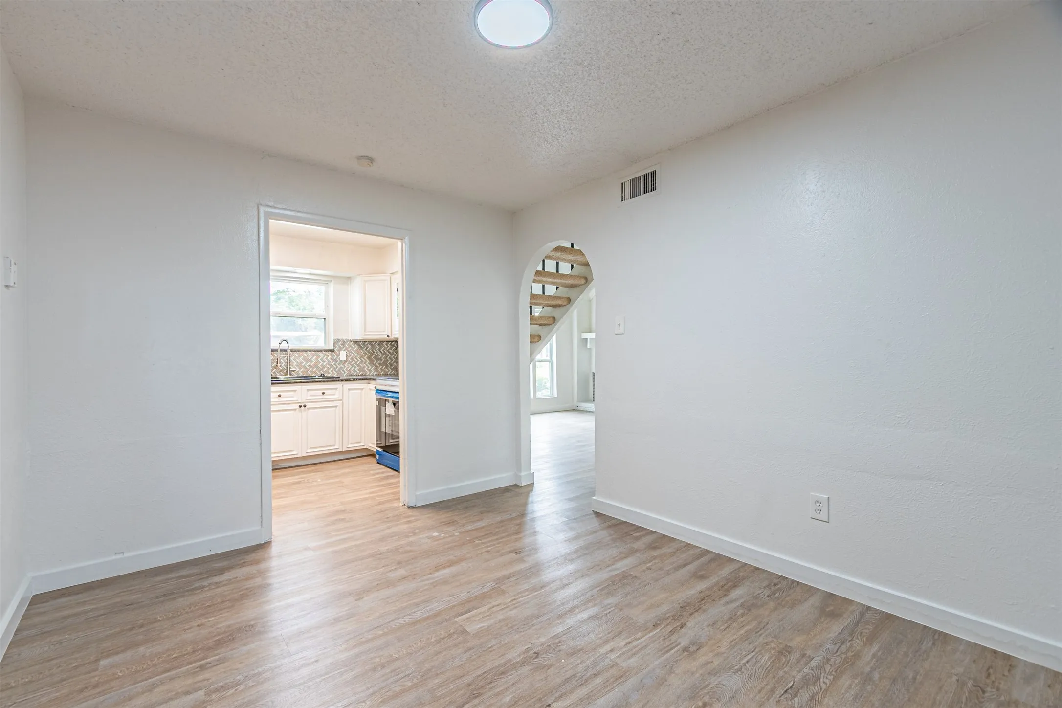 Townhouse For Sale in Dallas County , 2008 Clubridge Drive, Carrollton, Texas 75006, 3 Bedroom, 3 Bathroom, Garage spaces, 1,705 Sqft, built in 1973, Price $299,900, mls#21275469, Real Estate Agent in Carrollton, Homes For Sale in Dallas county, Homes For Sale in Carrollton, Realtor in Carrollton Texas, Real Estate Brokerage Independent Realty Texas, Luminita Cordes Realtor