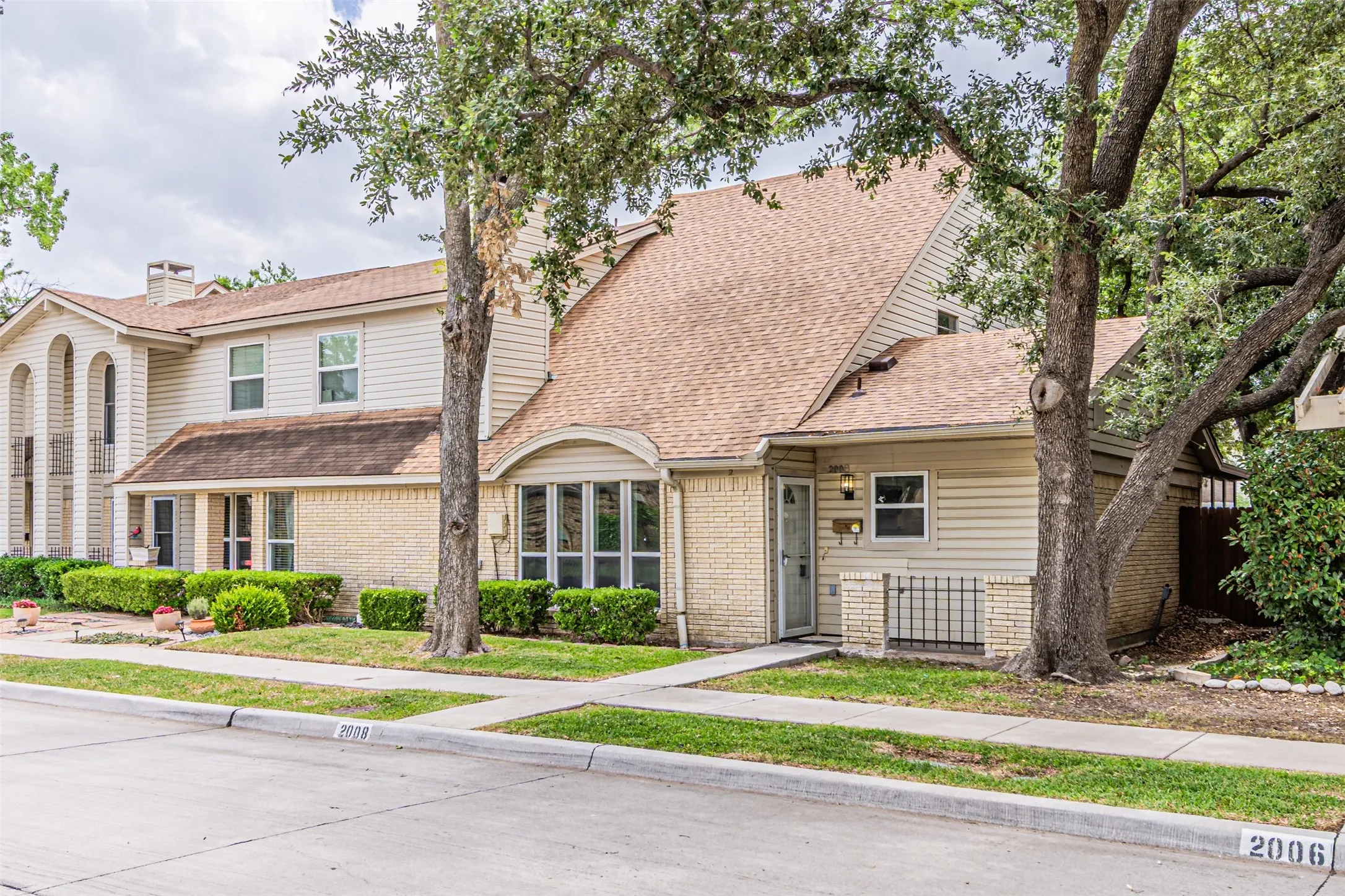 Townhouse For Sale in Dallas County , 2008 Clubridge Drive, Carrollton, Texas 75006, 3 Bedroom, 3 Bathroom, Garage spaces, 1,705 Sqft, built in 1973, Price $299,900, mls#21275469, Real Estate Agent in Carrollton, Homes For Sale in Dallas county, Homes For Sale in Carrollton, Realtor in Carrollton Texas, Real Estate Brokerage Independent Realty Texas, Luminita Cordes Realtor