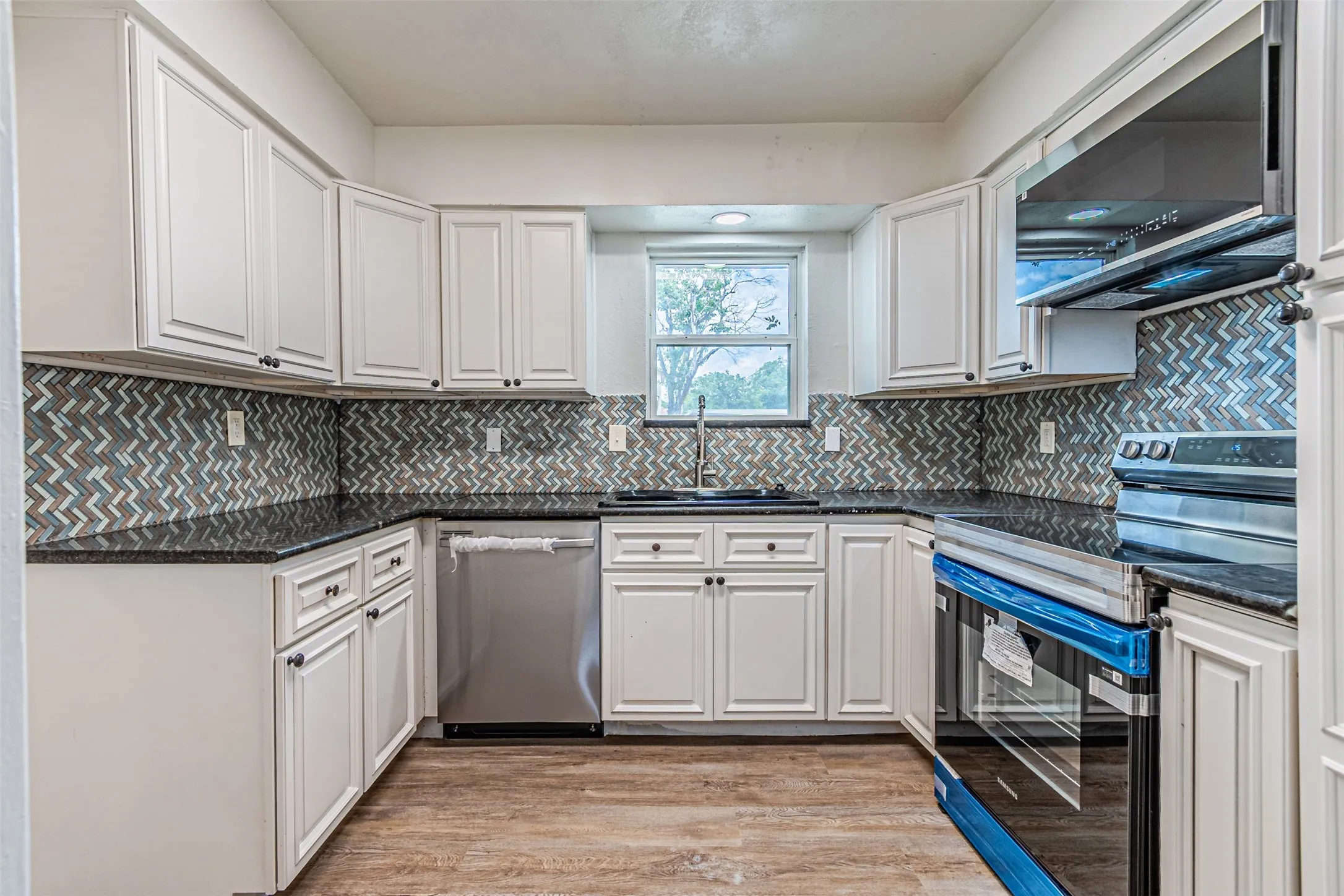 Townhouse For Sale in Dallas County , 2008 Clubridge Drive, Carrollton, Texas 75006, 3 Bedroom, 3 Bathroom, Garage spaces, 1,705 Sqft, built in 1973, Price $299,900, mls#21275469, Real Estate Agent in Carrollton, Homes For Sale in Dallas county, Homes For Sale in Carrollton, Realtor in Carrollton Texas, Real Estate Brokerage Independent Realty Texas, Luminita Cordes Realtor