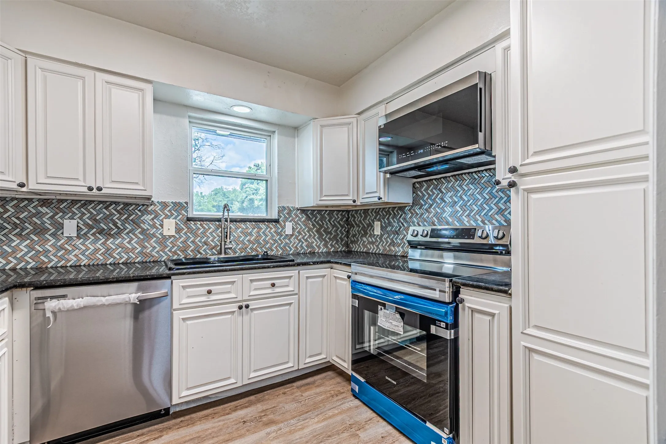 Townhouse For Sale in Dallas County , 2008 Clubridge Drive, Carrollton, Texas 75006, 3 Bedroom, 3 Bathroom, Garage spaces, 1,705 Sqft, built in 1973, Price $299,900, mls#21275469, Real Estate Agent in Carrollton, Homes For Sale in Dallas county, Homes For Sale in Carrollton, Realtor in Carrollton Texas, Real Estate Brokerage Independent Realty Texas, Luminita Cordes Realtor