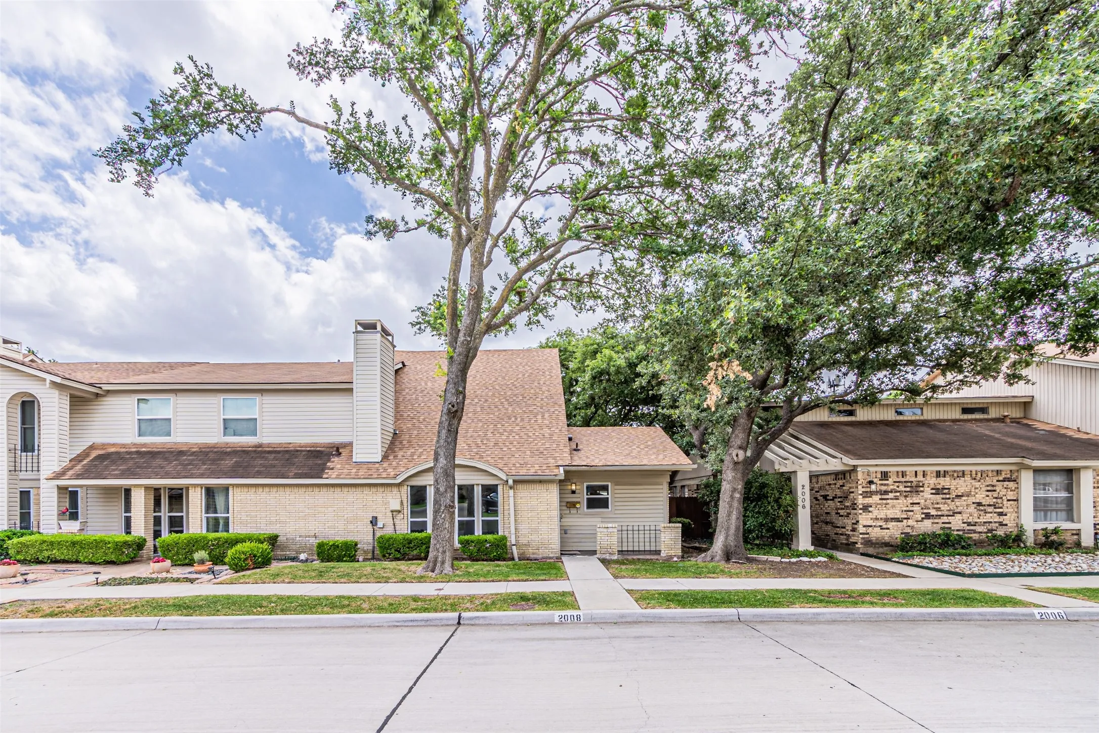 Townhouse For Sale in Dallas County , 2008 Clubridge Drive, Carrollton, Texas 75006, 3 Bedroom, 3 Bathroom, Garage spaces, 1,705 Sqft, built in 1973, Price $299,900, mls#21275469, Real Estate Agent in Carrollton, Homes For Sale in Dallas county, Homes For Sale in Carrollton, Realtor in Carrollton Texas, Real Estate Brokerage Independent Realty Texas, Luminita Cordes Realtor
