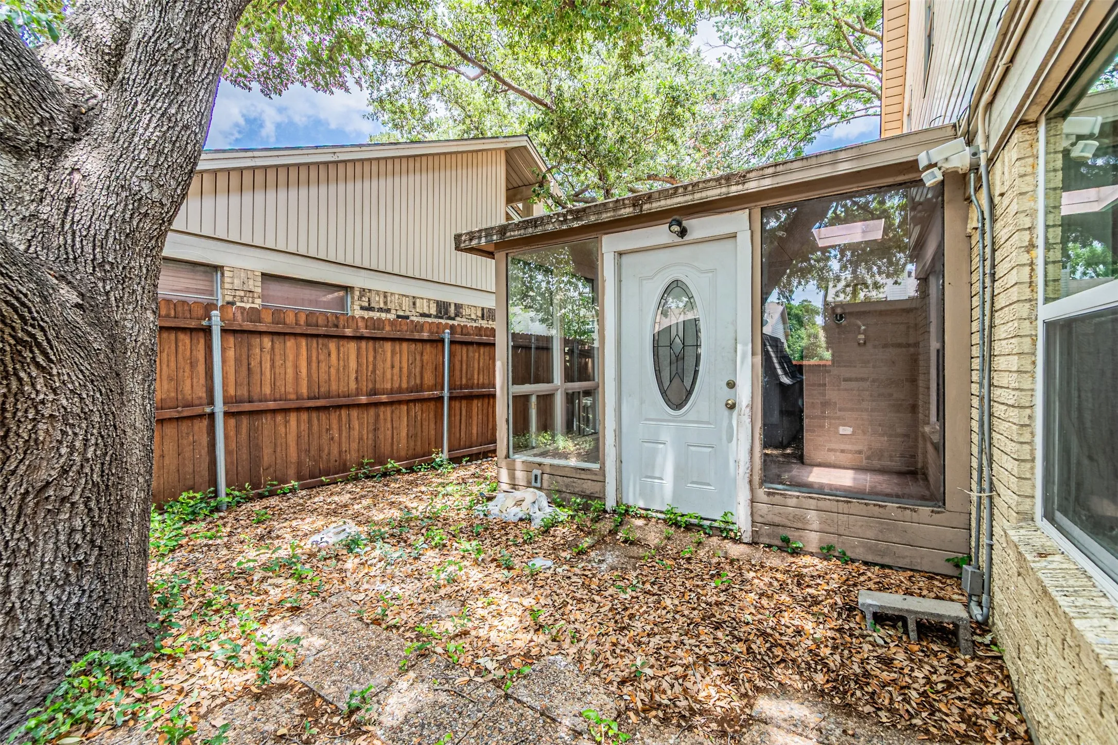 Townhouse For Sale in Dallas County , 2008 Clubridge Drive, Carrollton, Texas 75006, 3 Bedroom, 3 Bathroom, Garage spaces, 1,705 Sqft, built in 1973, Price $299,900, mls#21275469, Real Estate Agent in Carrollton, Homes For Sale in Dallas county, Homes For Sale in Carrollton, Realtor in Carrollton Texas, Real Estate Brokerage Independent Realty Texas, Luminita Cordes Realtor