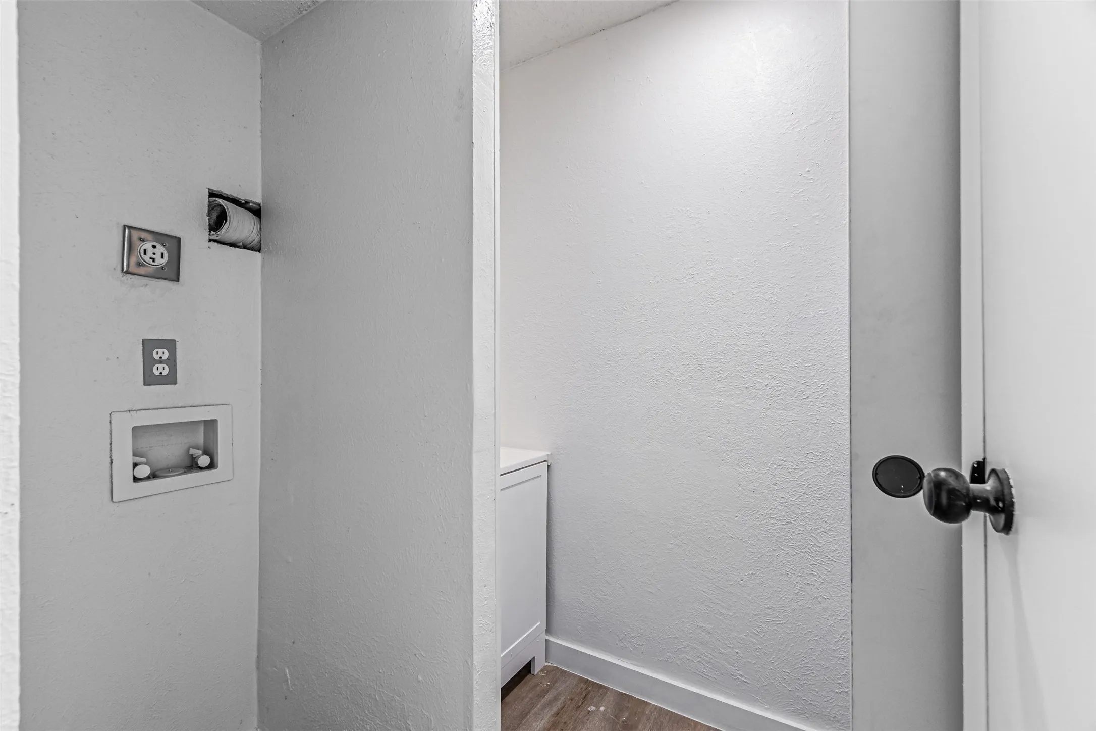 Townhouse For Sale in Dallas County , 2008 Clubridge Drive, Carrollton, Texas 75006, 3 Bedroom, 3 Bathroom, Garage spaces, 1,705 Sqft, built in 1973, Price $299,900, mls#21275469, Real Estate Agent in Carrollton, Homes For Sale in Dallas county, Homes For Sale in Carrollton, Realtor in Carrollton Texas, Real Estate Brokerage Independent Realty Texas, Luminita Cordes Realtor