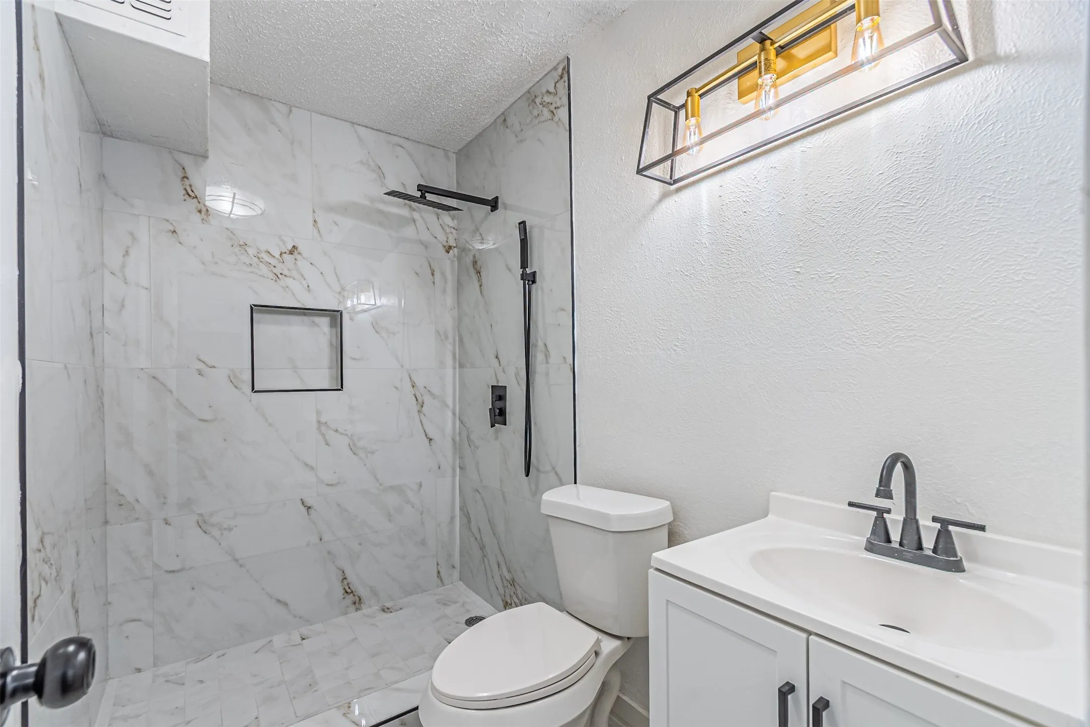 Townhouse For Sale in Dallas County , 2008 Clubridge Drive, Carrollton, Texas 75006, 3 Bedroom, 3 Bathroom, Garage spaces, 1,705 Sqft, built in 1973, Price $299,900, mls#21275469, Real Estate Agent in Carrollton, Homes For Sale in Dallas county, Homes For Sale in Carrollton, Realtor in Carrollton Texas, Real Estate Brokerage Independent Realty Texas, Luminita Cordes Realtor