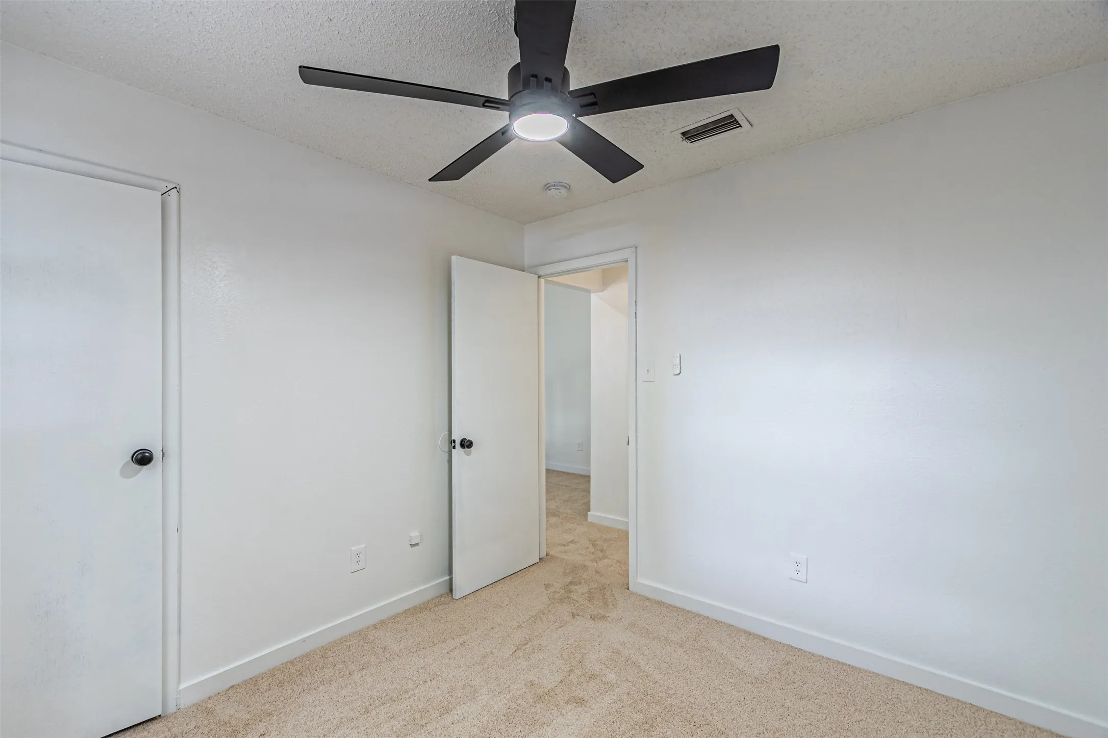 Townhouse For Sale in Dallas County , 2008 Clubridge Drive, Carrollton, Texas 75006, 3 Bedroom, 3 Bathroom, Garage spaces, 1,705 Sqft, built in 1973, Price $299,900, mls#21275469, Real Estate Agent in Carrollton, Homes For Sale in Dallas county, Homes For Sale in Carrollton, Realtor in Carrollton Texas, Real Estate Brokerage Independent Realty Texas, Luminita Cordes Realtor