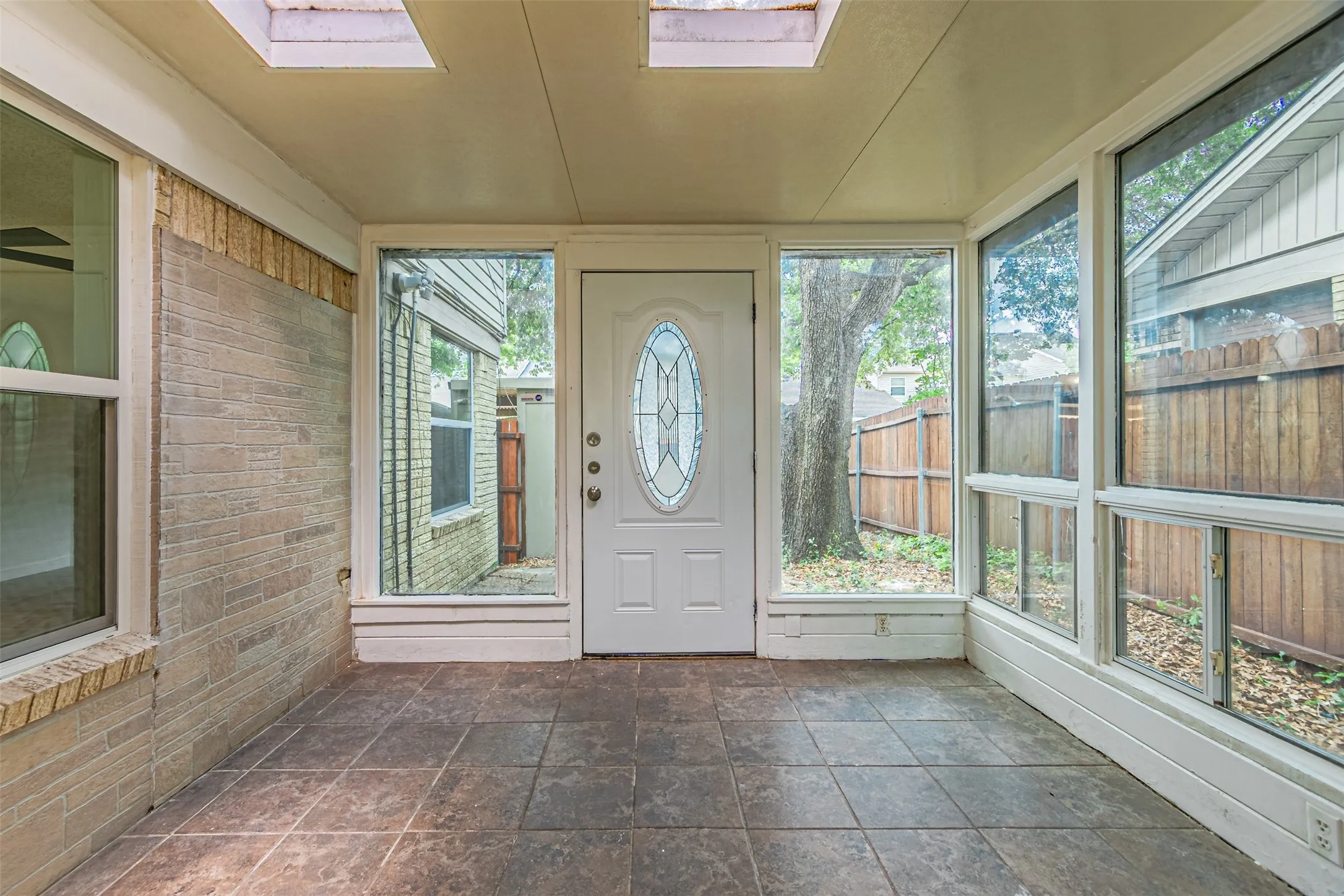 Townhouse For Sale in Dallas County , 2008 Clubridge Drive, Carrollton, Texas 75006, 3 Bedroom, 3 Bathroom, Garage spaces, 1,705 Sqft, built in 1973, Price $299,900, mls#21275469, Real Estate Agent in Carrollton, Homes For Sale in Dallas county, Homes For Sale in Carrollton, Realtor in Carrollton Texas, Real Estate Brokerage Independent Realty Texas, Luminita Cordes Realtor