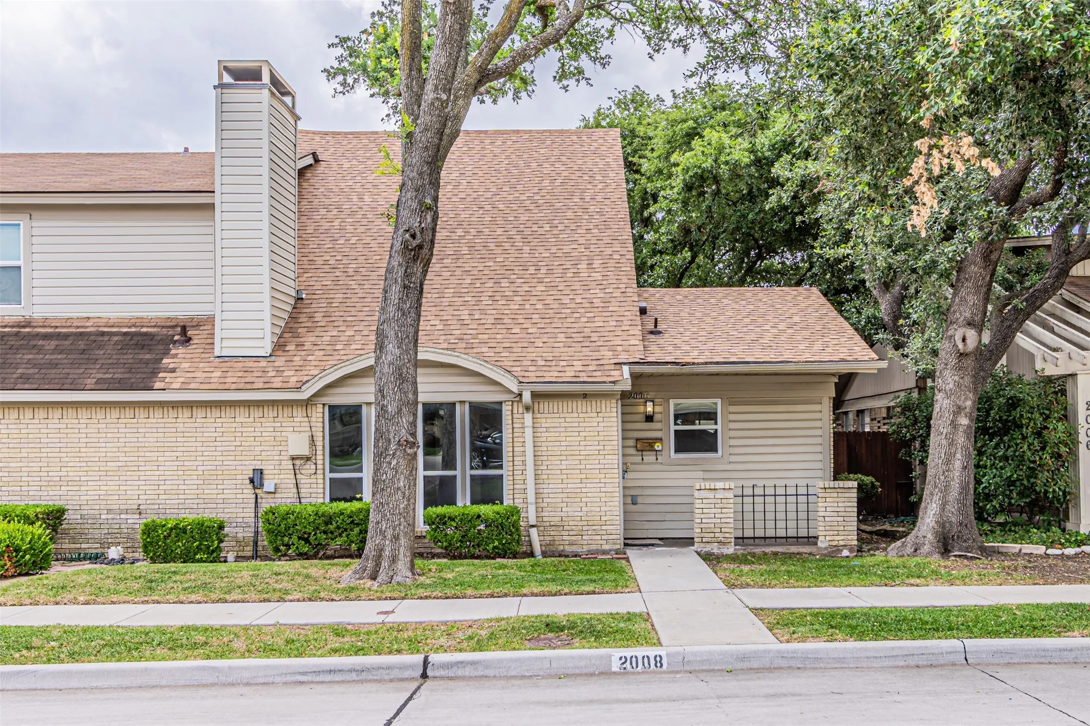 Townhouse For Sale in Dallas County , 2008 Clubridge Drive, Carrollton, Texas 75006, 3 Bedroom, 3 Bathroom, Garage spaces, 1,705 Sqft, built in 1973, Price $299,900, mls#21275469, Real Estate Agent in Carrollton, Homes For Sale in Dallas county, Homes For Sale in Carrollton, Realtor in Carrollton Texas, Real Estate Brokerage Independent Realty Texas, Luminita Cordes Realtor