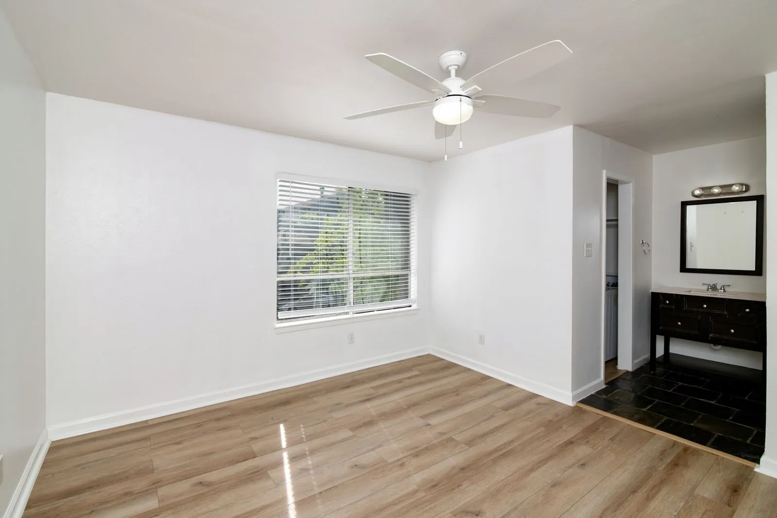 Apartment For Rent in Dallas County , 2808 Throckmorton Street 201, Dallas, Texas 75219, 1 Bedroom, 1 Bathroom, Garage spaces, 740 Sqft, built in 1968, mls#21275472, Real Estate Agent in Dallas, Homes For Rent in Dallas county, Homes For Rent in Dallas, Realtor in Dallas Texas, Real Estate Brokerage Independent Realty Texas, Luminita Cordes Realtor
