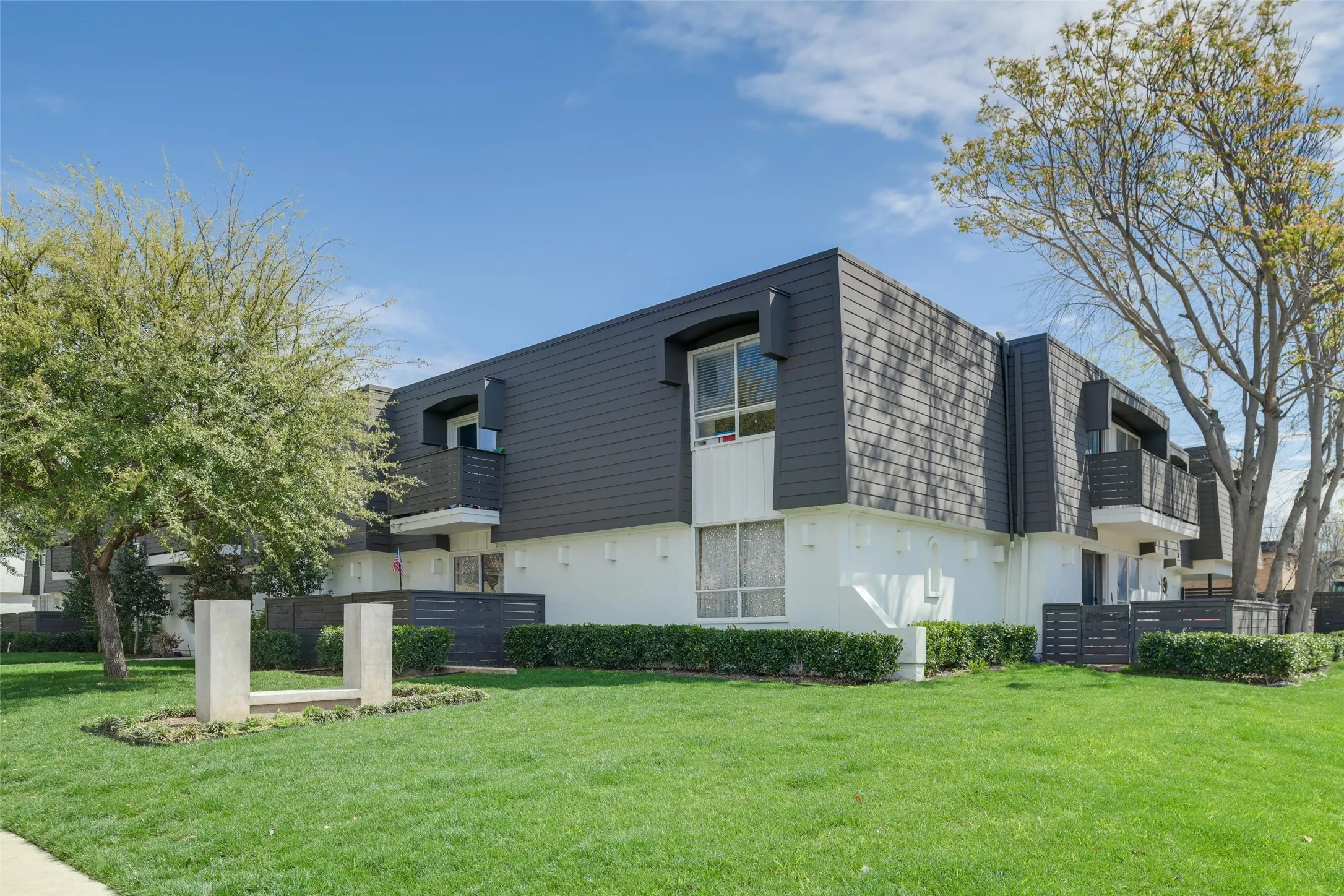 Apartment For Rent in Dallas County , 2808 Throckmorton Street 201, Dallas, Texas 75219, 1 Bedroom, 1 Bathroom, Garage spaces, 740 Sqft, built in 1968, mls#21275472, Real Estate Agent in Dallas, Homes For Rent in Dallas county, Homes For Rent in Dallas, Realtor in Dallas Texas, Real Estate Brokerage Independent Realty Texas, Luminita Cordes Realtor