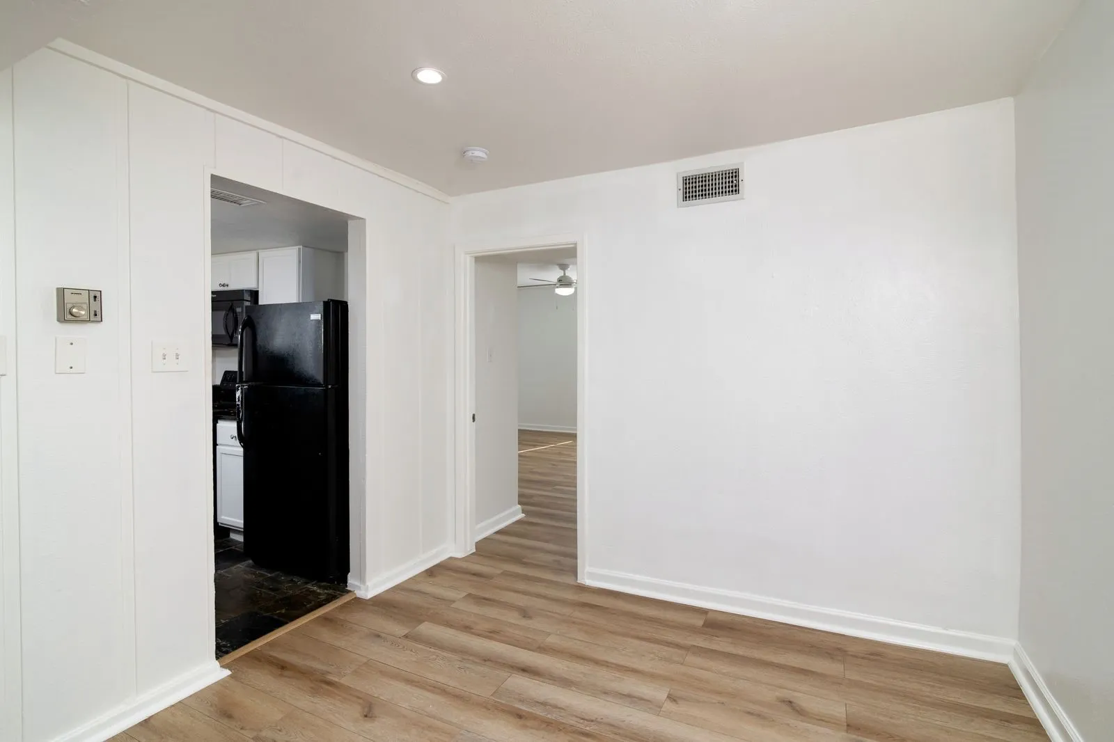 Apartment For Rent in Dallas County , 2808 Throckmorton Street 201, Dallas, Texas 75219, 1 Bedroom, 1 Bathroom, Garage spaces, 740 Sqft, built in 1968, mls#21275472, Real Estate Agent in Dallas, Homes For Rent in Dallas county, Homes For Rent in Dallas, Realtor in Dallas Texas, Real Estate Brokerage Independent Realty Texas, Luminita Cordes Realtor
