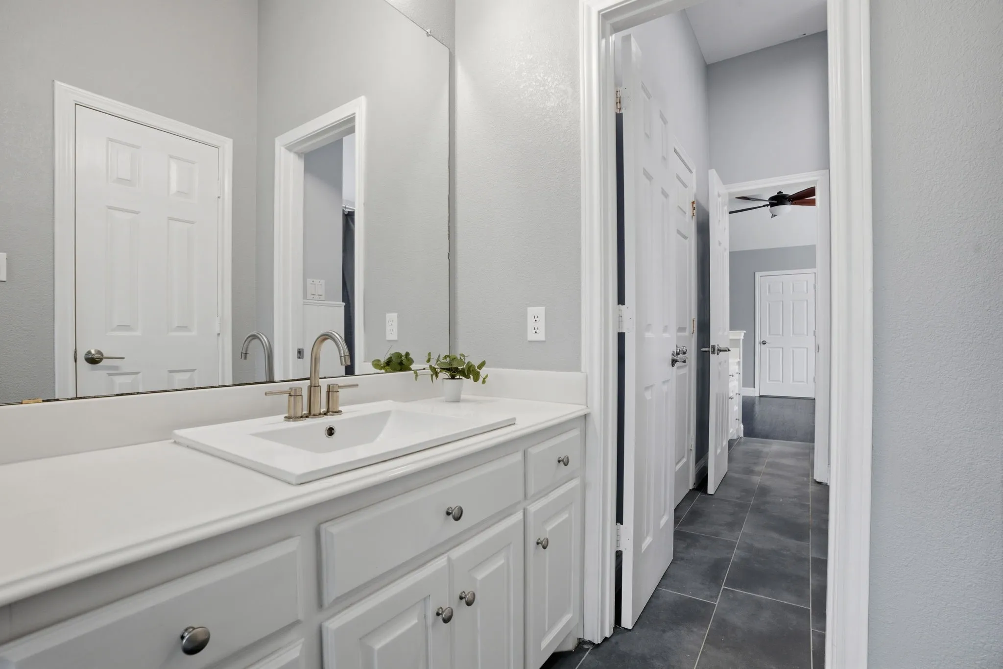 Secondary adjoining full bathroom