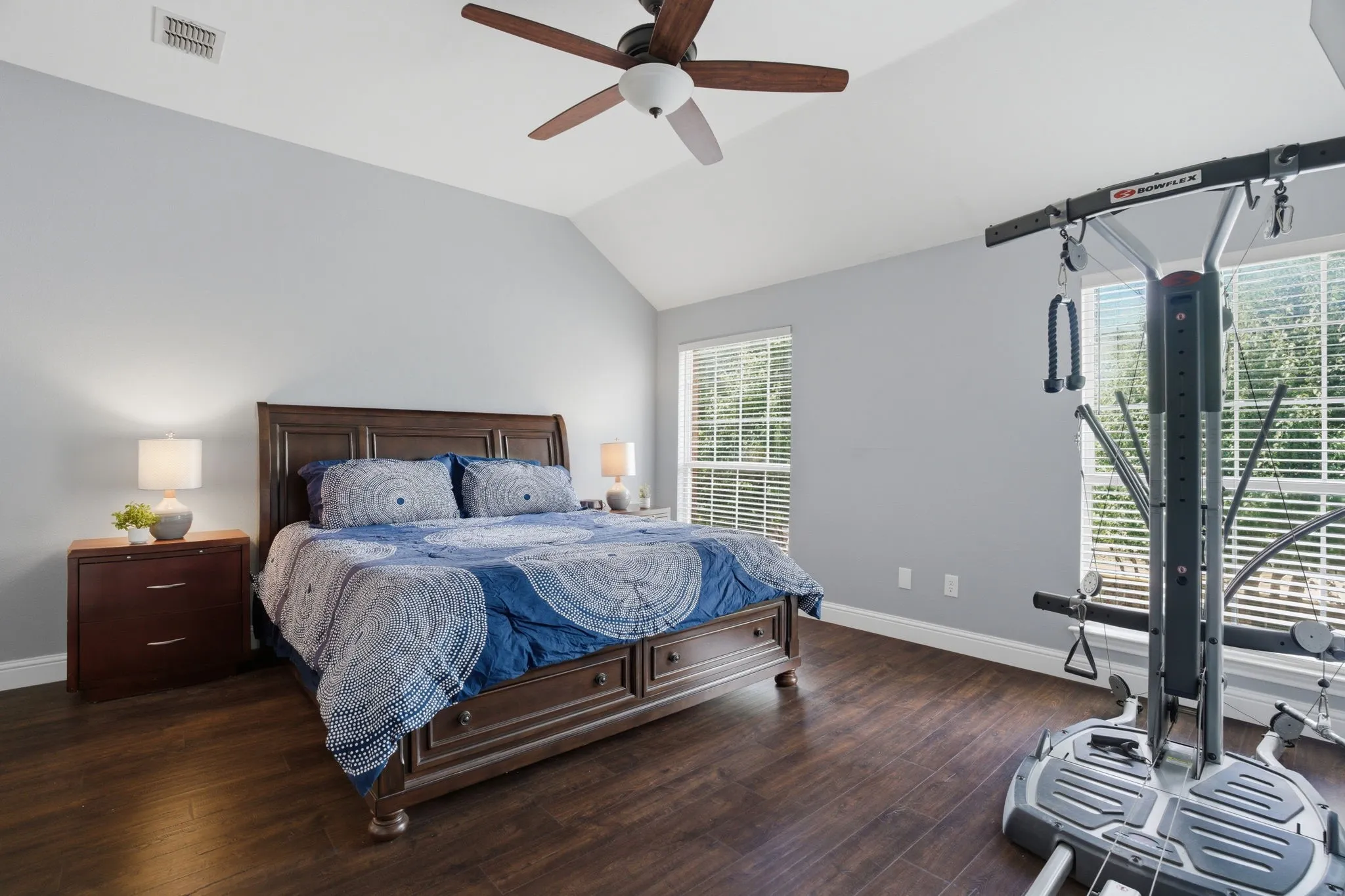 Secondary bedroom with en suite bathroom
