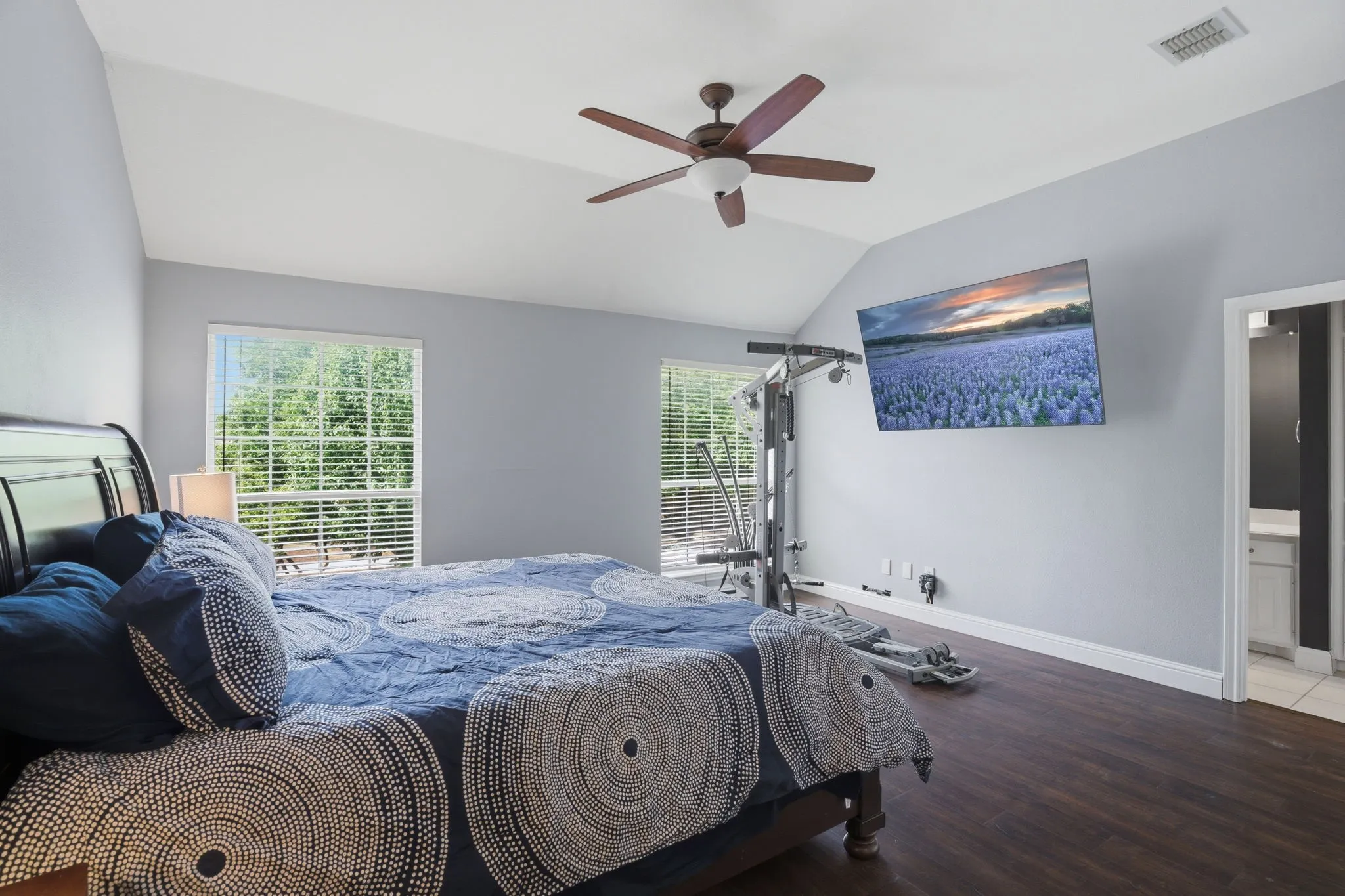 Secondary bedroom with en suite bathroom