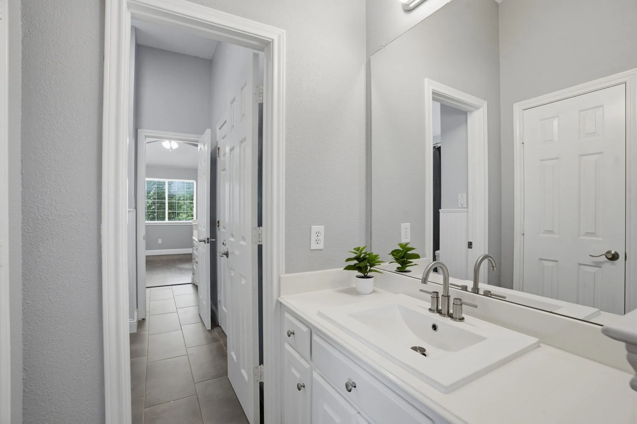 Secondary adjoining full bathroom