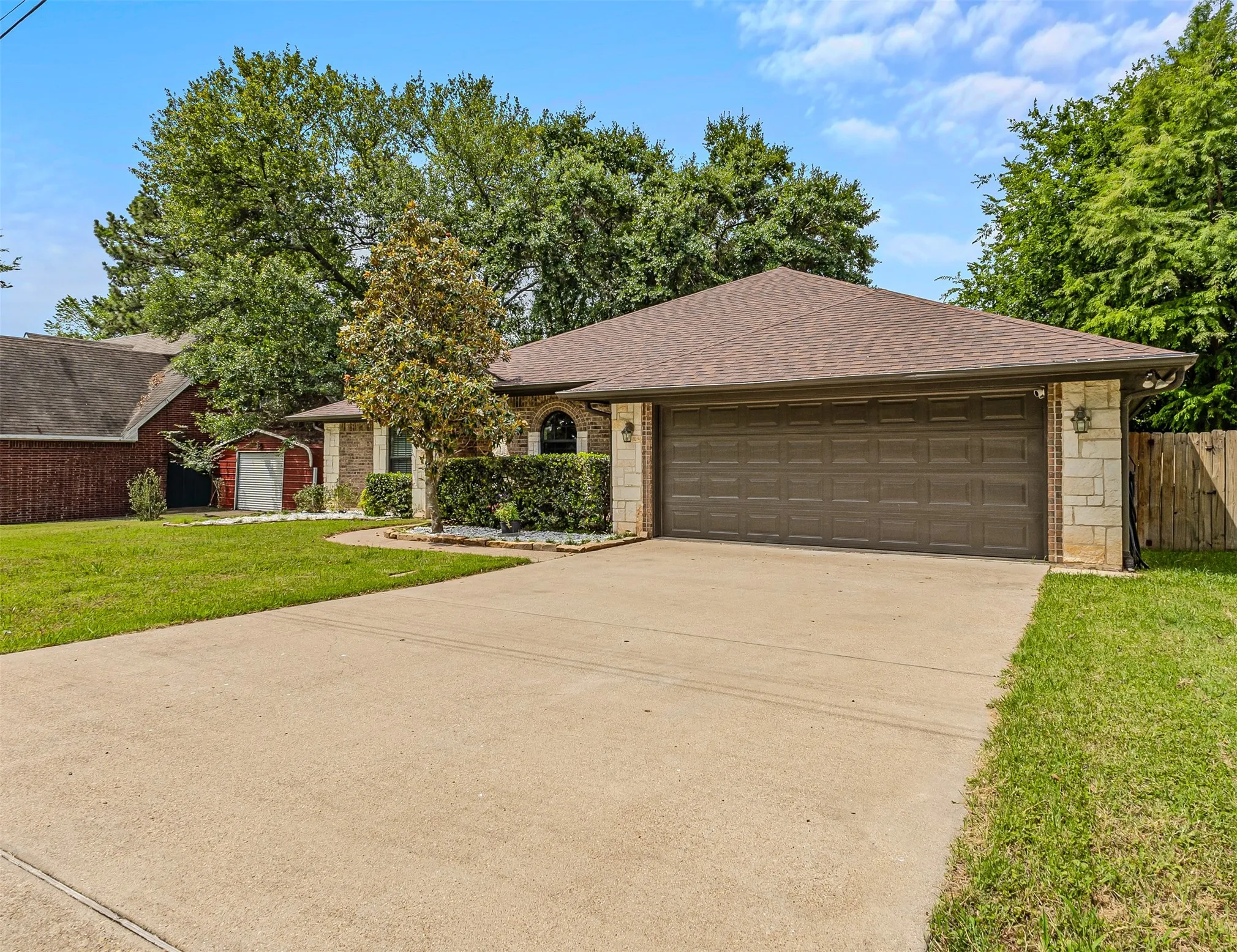 Single Family Residence For Sale in Henderson County , 129 Donna Drive, Gun Barrel City, Texas 75156, 3 Bedroom, 3 Bathroom, 2 Garage spaces, 1,755 Sqft, built in 2008, mls#21275239, Real Estate Agent in Gun Barrel City, Homes For Sale in Henderson county, Homes For Sale in Gun Barrel City, Realtor in Gun Barrel City Texas, Real Estate Brokerage Independent Realty Texas, Luminita Cordes Realtor