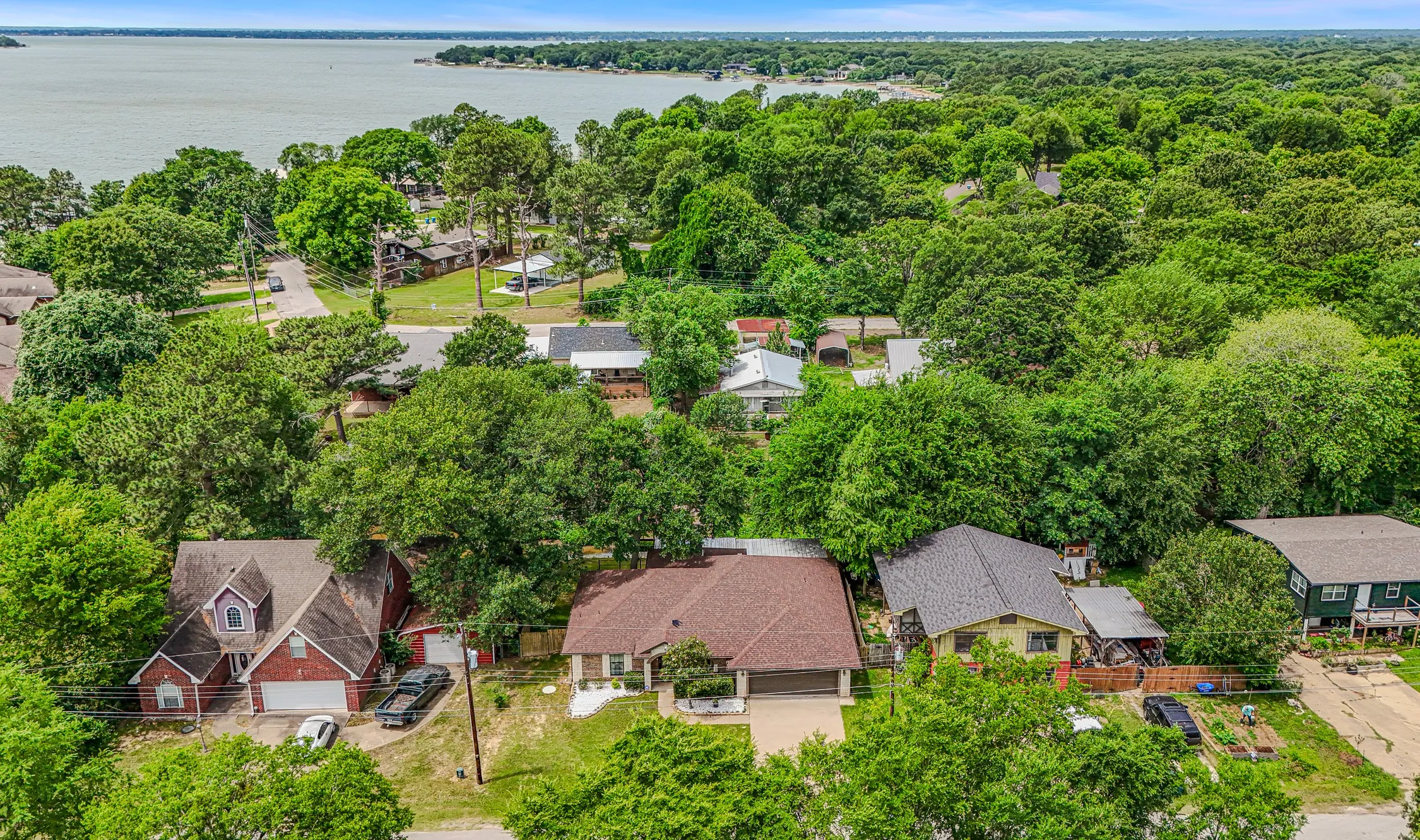 Single Family Residence For Sale in Henderson County , 129 Donna Drive, Gun Barrel City, Texas 75156, 3 Bedroom, 3 Bathroom, 2 Garage spaces, 1,755 Sqft, built in 2008, mls#21275239, Real Estate Agent in Gun Barrel City, Homes For Sale in Henderson county, Homes For Sale in Gun Barrel City, Realtor in Gun Barrel City Texas, Real Estate Brokerage Independent Realty Texas, Luminita Cordes Realtor