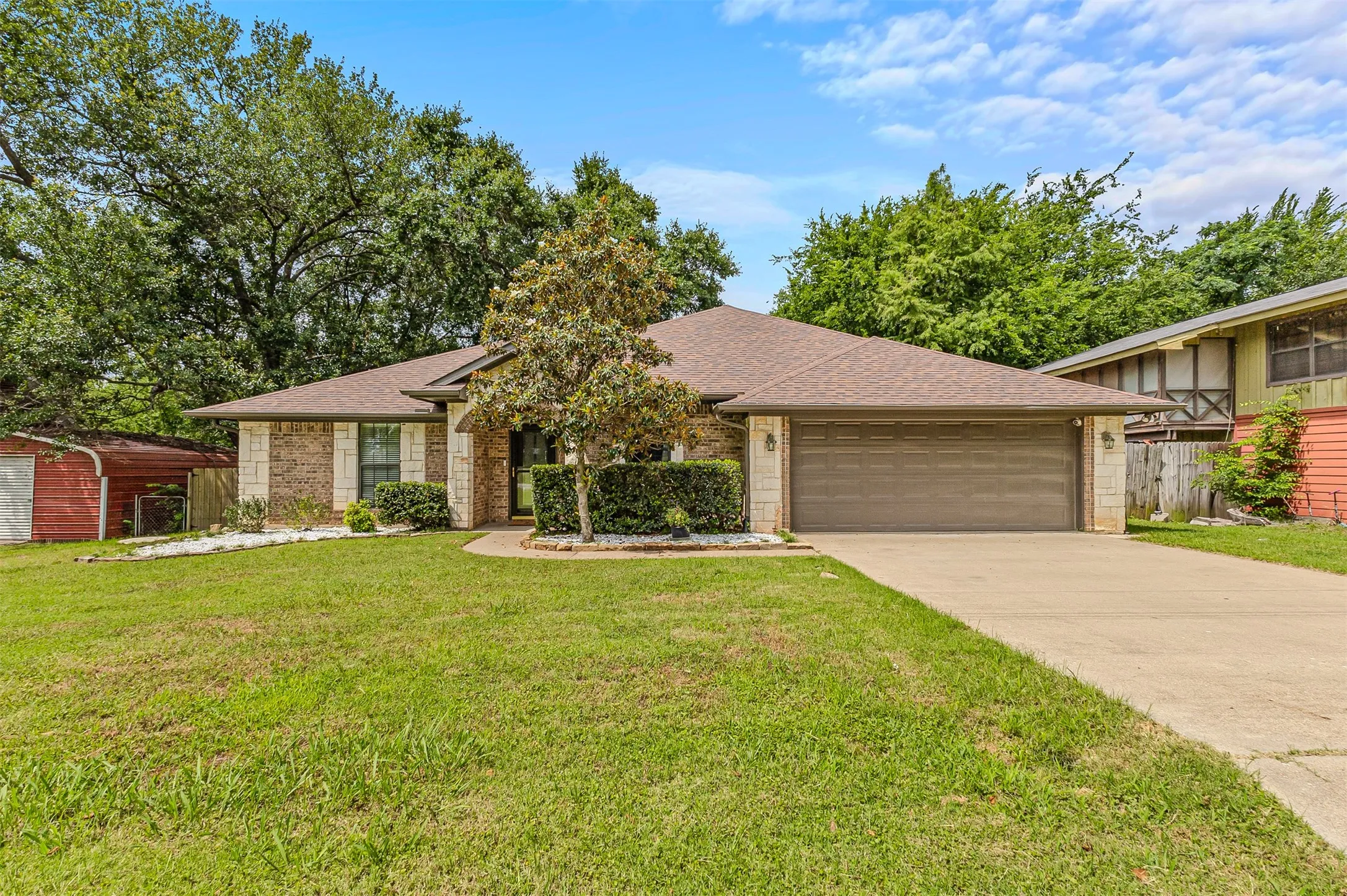 Single Family Residence For Sale in Henderson County , 129 Donna Drive, Gun Barrel City, Texas 75156, 3 Bedroom, 3 Bathroom, 2 Garage spaces, 1,755 Sqft, built in 2008, mls#21275239, Real Estate Agent in Gun Barrel City, Homes For Sale in Henderson county, Homes For Sale in Gun Barrel City, Realtor in Gun Barrel City Texas, Real Estate Brokerage Independent Realty Texas, Luminita Cordes Realtor