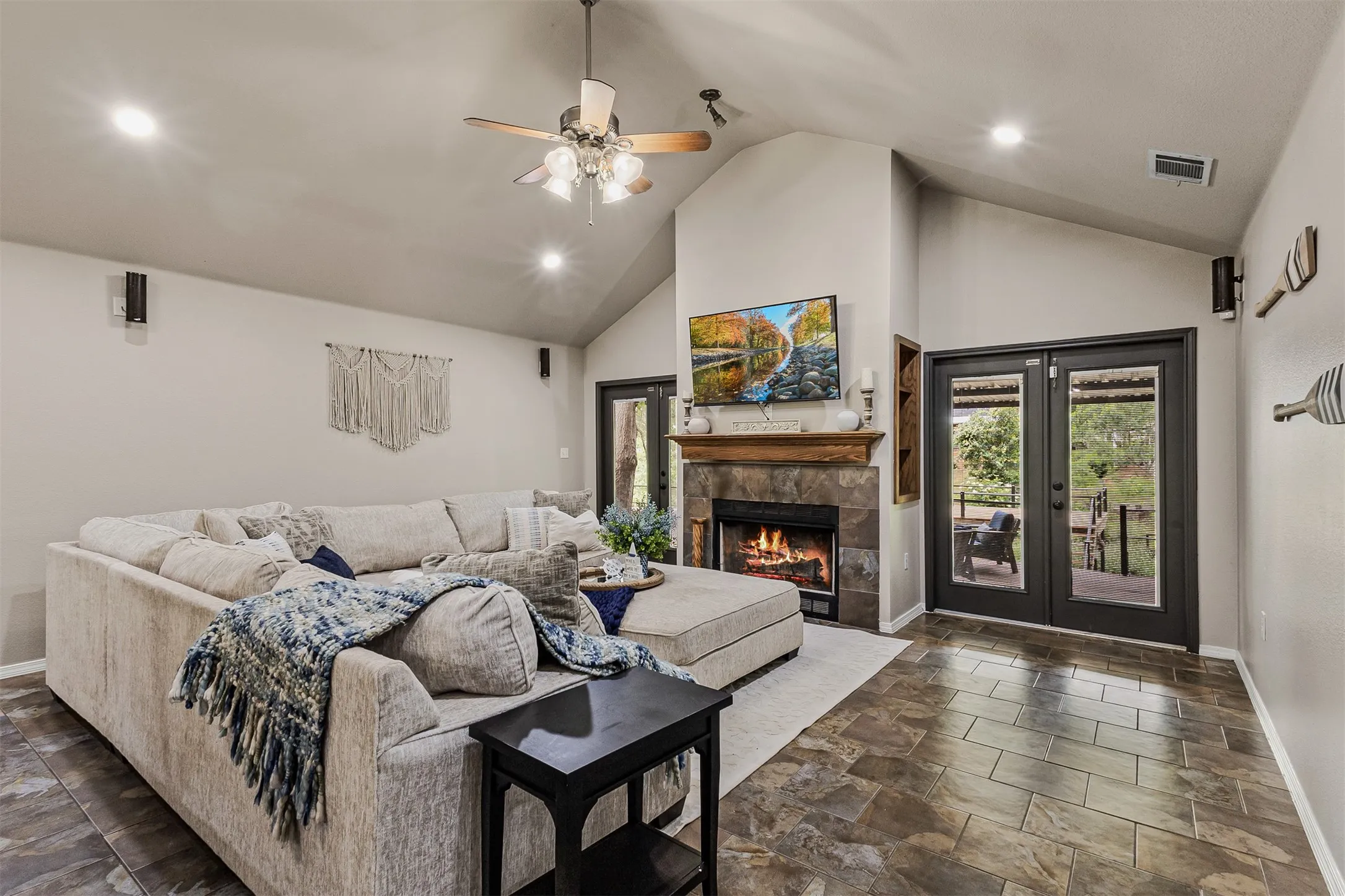 Single Family Residence For Sale in Henderson County , 129 Donna Drive, Gun Barrel City, Texas 75156, 3 Bedroom, 3 Bathroom, 2 Garage spaces, 1,755 Sqft, built in 2008, mls#21275239, Real Estate Agent in Gun Barrel City, Homes For Sale in Henderson county, Homes For Sale in Gun Barrel City, Realtor in Gun Barrel City Texas, Real Estate Brokerage Independent Realty Texas, Luminita Cordes Realtor