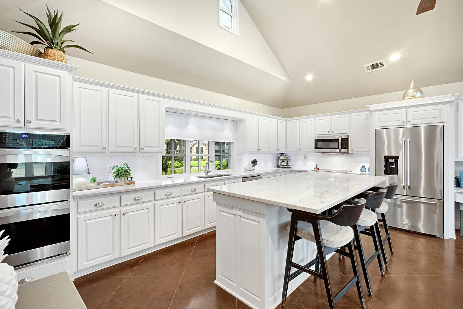 Single Family Residence For Sale in Henderson County , 103 Glenn Road, Mabank, Texas 75156, 5 Bedroom, 5 Bathroom, 2 Garage spaces, 4,400 Sqft, built in 1991, mls#21271343, Real Estate Agent in Mabank, Homes For Sale in Henderson county, Homes For Sale in Mabank, Realtor in Mabank Texas, Real Estate Brokerage Independent Realty Texas, Luminita Cordes Realtor