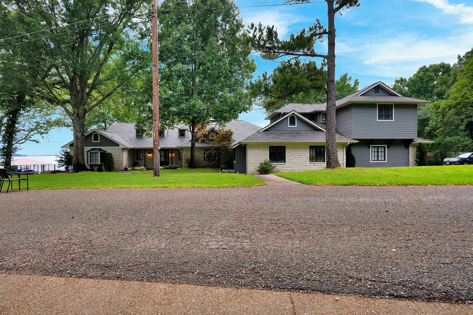 Single Family Residence For Sale in Henderson County , 103 Glenn Road, Mabank, Texas 75156, 5 Bedroom, 5 Bathroom, 2 Garage spaces, 4,400 Sqft, built in 1991, mls#21271343, Real Estate Agent in Mabank, Homes For Sale in Henderson county, Homes For Sale in Mabank, Realtor in Mabank Texas, Real Estate Brokerage Independent Realty Texas, Luminita Cordes Realtor