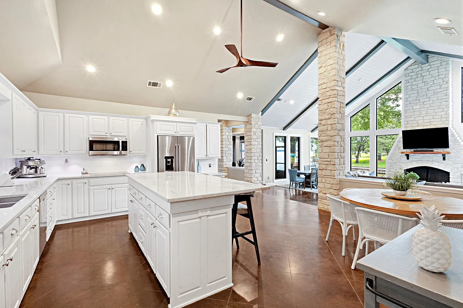 Single Family Residence For Sale in Henderson County , 103 Glenn Road, Mabank, Texas 75156, 5 Bedroom, 5 Bathroom, 2 Garage spaces, 4,400 Sqft, built in 1991, mls#21271343, Real Estate Agent in Mabank, Homes For Sale in Henderson county, Homes For Sale in Mabank, Realtor in Mabank Texas, Real Estate Brokerage Independent Realty Texas, Luminita Cordes Realtor