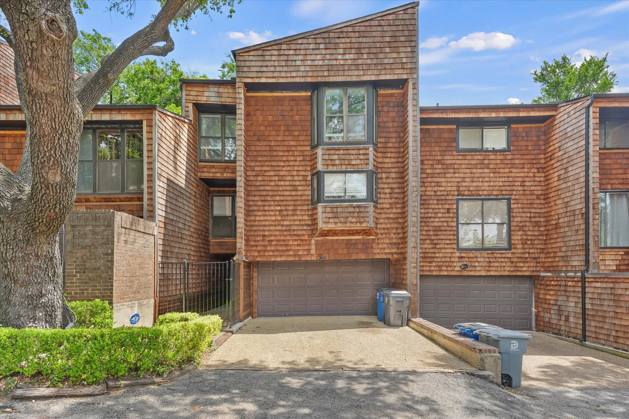 Condominium For Sale in Dallas County , 7418 Fair Oaks Avenue G, Dallas, Texas 75231, 3 Bedroom, 3 Bathroom, 2 Garage spaces, 2,230 Sqft, built in 1974, mls#21269527, Real Estate Agent in Dallas, Homes For Sale in Dallas county, Homes For Sale in Dallas, Realtor in Dallas Texas, Real Estate Brokerage Independent Realty Texas, Luminita Cordes Realtor