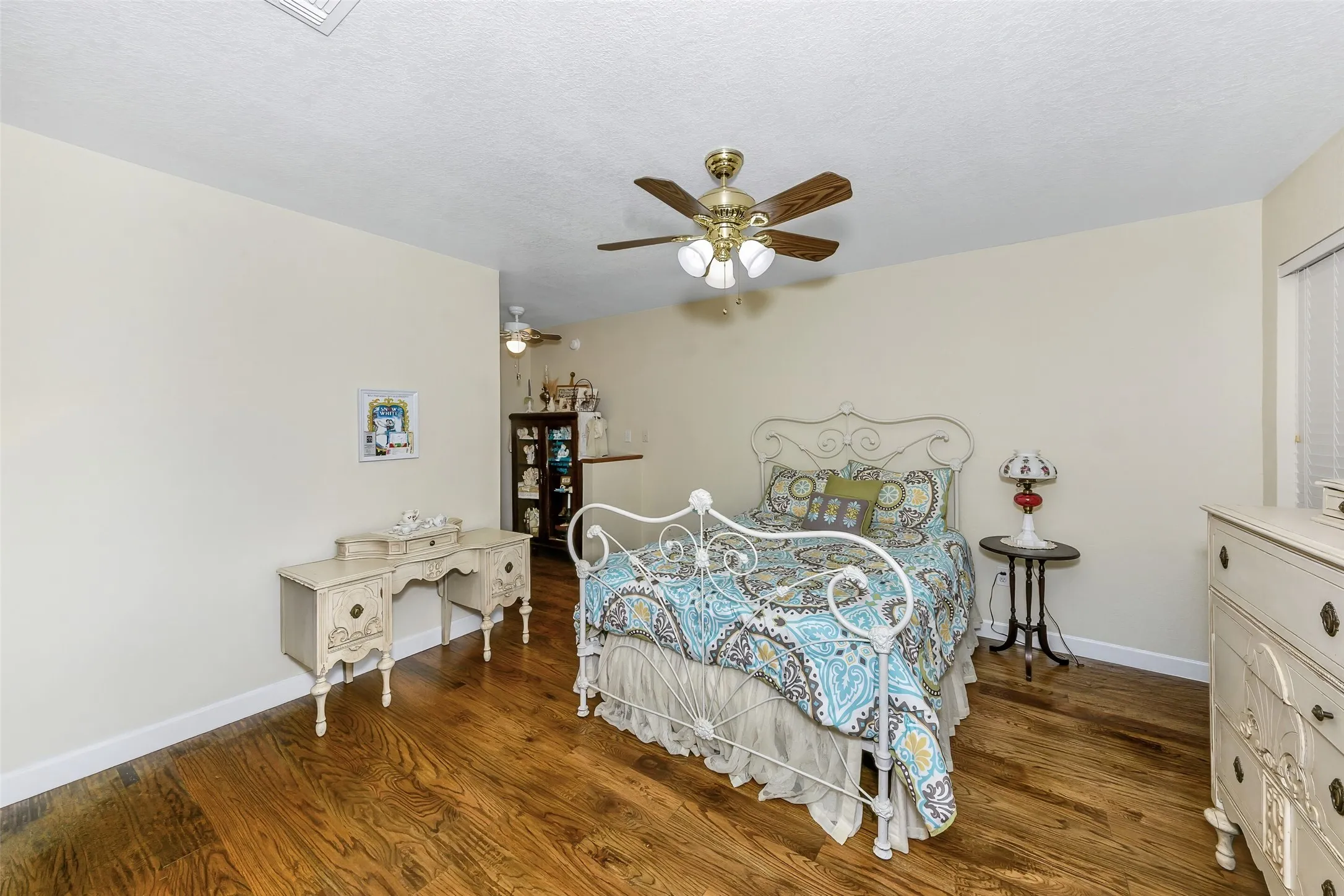 Secondary bedroom with bathroom access.