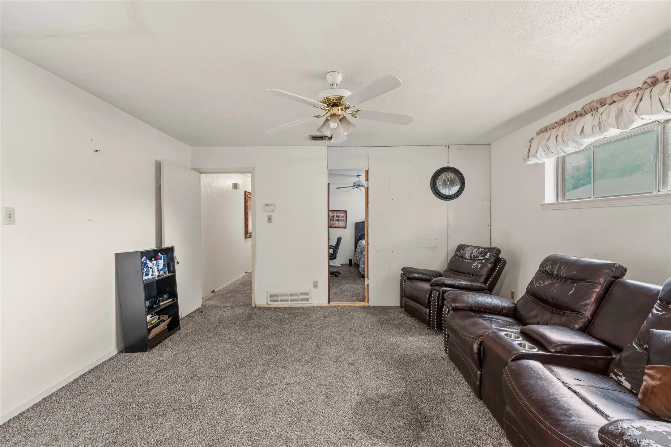 Single Family Residence For Sale in Dallas County , 613 Misty Glen Drive, De Soto, Texas 75115, 3 Bedroom, 2 Bathroom, Garage spaces, 2,184 Sqft, built in 1964, mls#21274447, Real Estate Agent in De Soto, Homes For Sale in Dallas county, Homes For Sale in De Soto, Realtor in De Soto Texas, Real Estate Brokerage Independent Realty Texas, Luminita Cordes Realtor