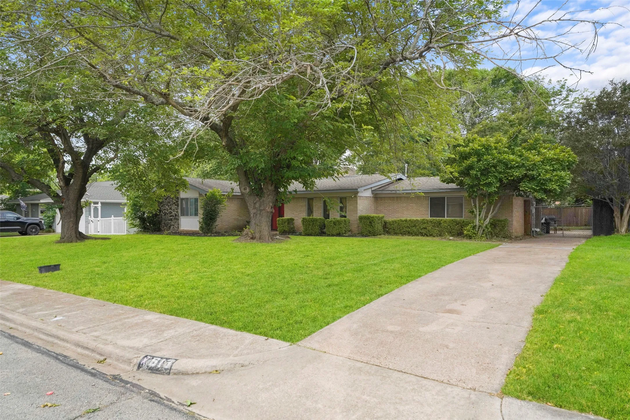 Single Family Residence For Sale in Dallas County , 613 Misty Glen Drive, De Soto, Texas 75115, 3 Bedroom, 2 Bathroom, Garage spaces, 2,184 Sqft, built in 1964, mls#21274447, Real Estate Agent in De Soto, Homes For Sale in Dallas county, Homes For Sale in De Soto, Realtor in De Soto Texas, Real Estate Brokerage Independent Realty Texas, Luminita Cordes Realtor