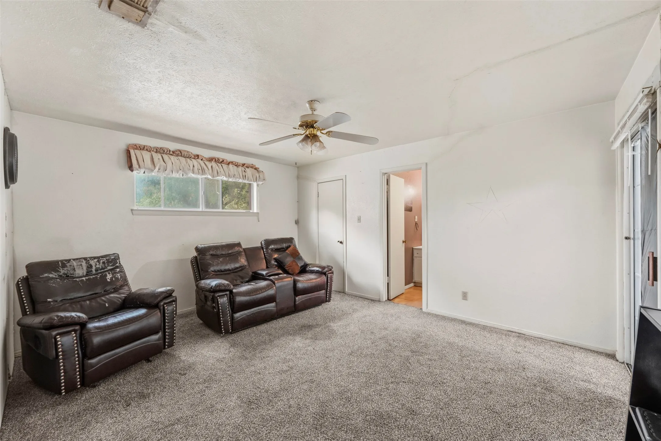 Single Family Residence For Sale in Dallas County , 613 Misty Glen Drive, De Soto, Texas 75115, 3 Bedroom, 2 Bathroom, Garage spaces, 2,184 Sqft, built in 1964, mls#21274447, Real Estate Agent in De Soto, Homes For Sale in Dallas county, Homes For Sale in De Soto, Realtor in De Soto Texas, Real Estate Brokerage Independent Realty Texas, Luminita Cordes Realtor