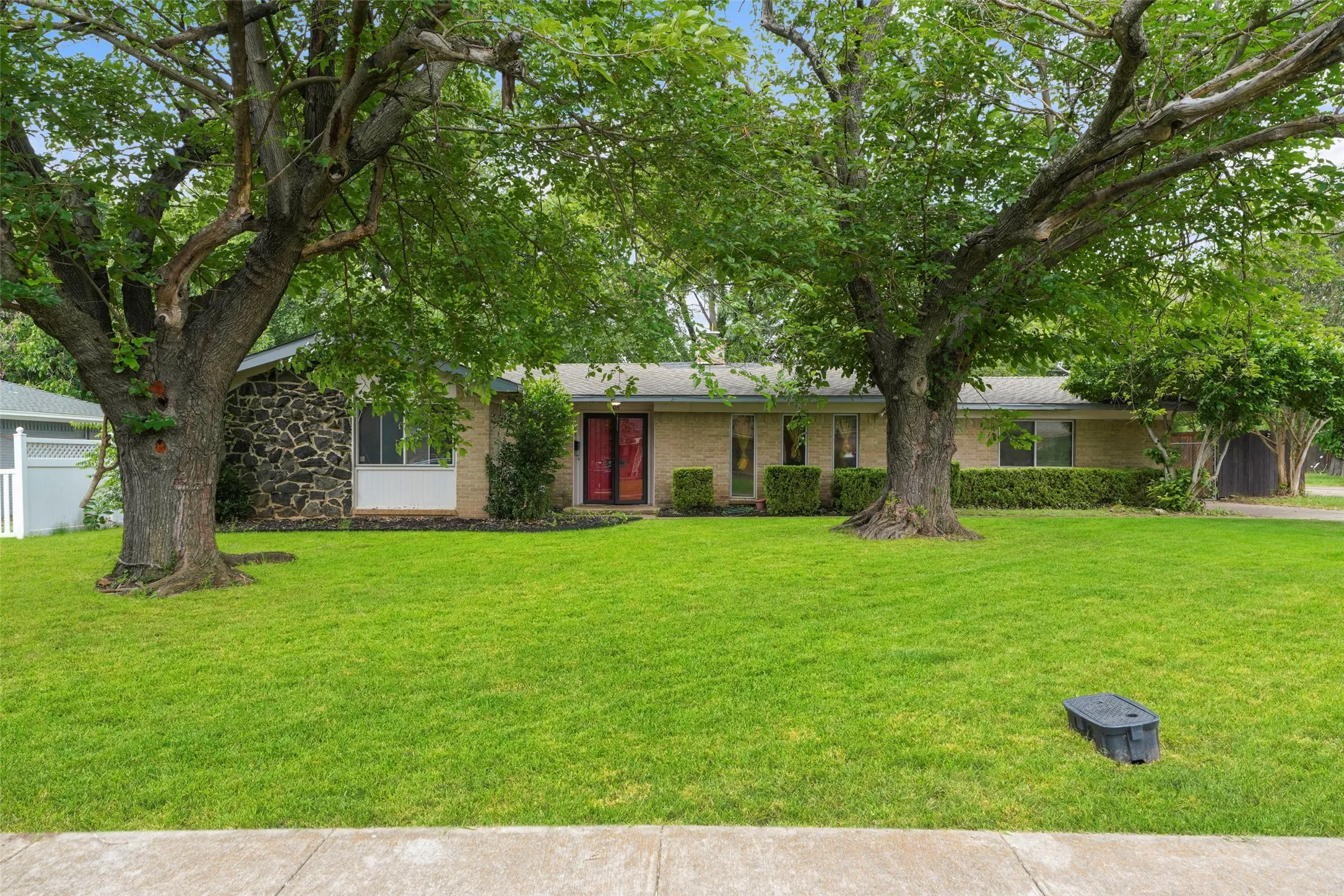 Single Family Residence For Sale in Dallas County , 613 Misty Glen Drive, De Soto, Texas 75115, 3 Bedroom, 2 Bathroom, Garage spaces, 2,184 Sqft, built in 1964, mls#21274447, Real Estate Agent in De Soto, Homes For Sale in Dallas county, Homes For Sale in De Soto, Realtor in De Soto Texas, Real Estate Brokerage Independent Realty Texas, Luminita Cordes Realtor