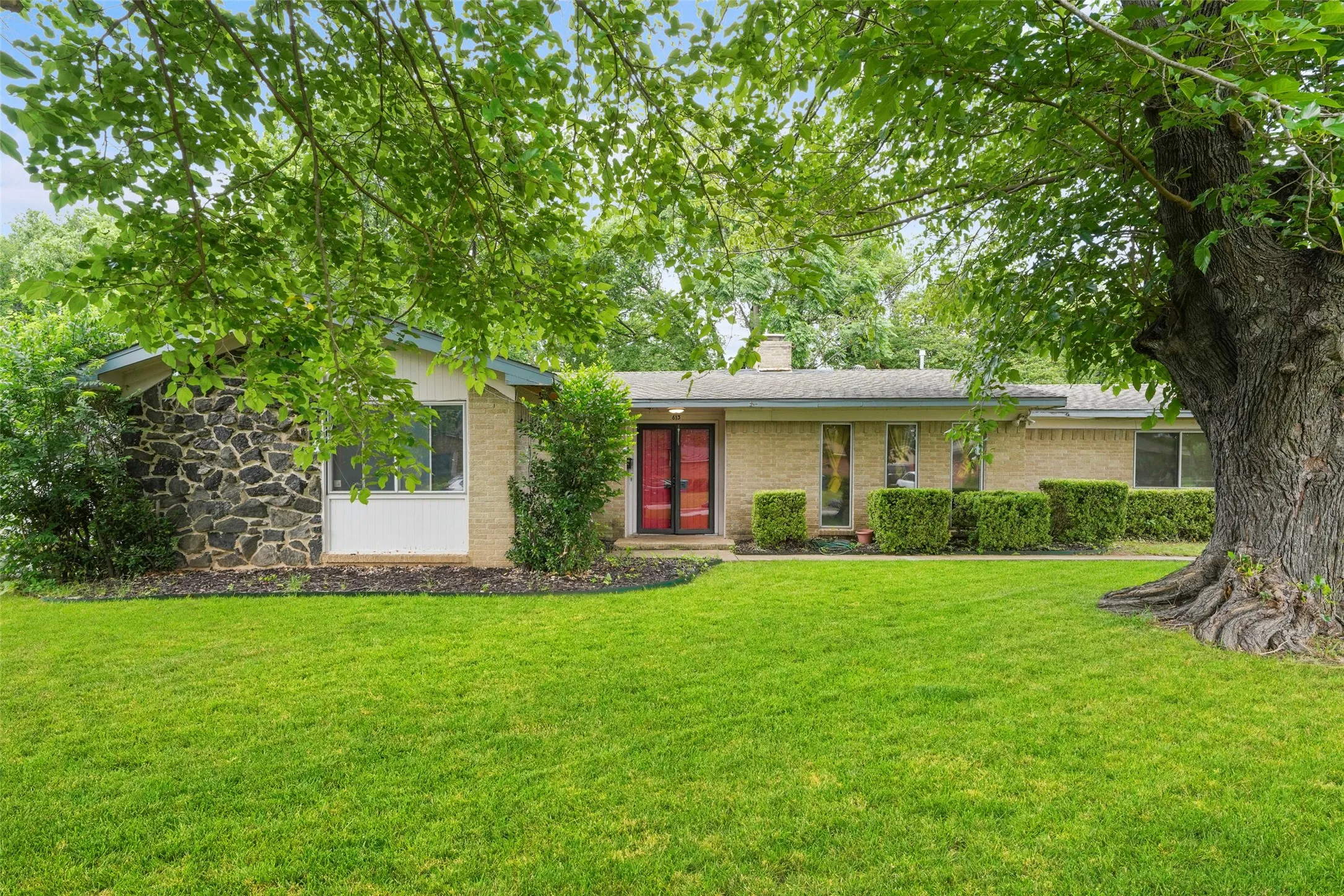 Single Family Residence For Sale in Dallas County , 613 Misty Glen Drive, De Soto, Texas 75115, 3 Bedroom, 2 Bathroom, Garage spaces, 2,184 Sqft, built in 1964, mls#21274447, Real Estate Agent in De Soto, Homes For Sale in Dallas county, Homes For Sale in De Soto, Realtor in De Soto Texas, Real Estate Brokerage Independent Realty Texas, Luminita Cordes Realtor
